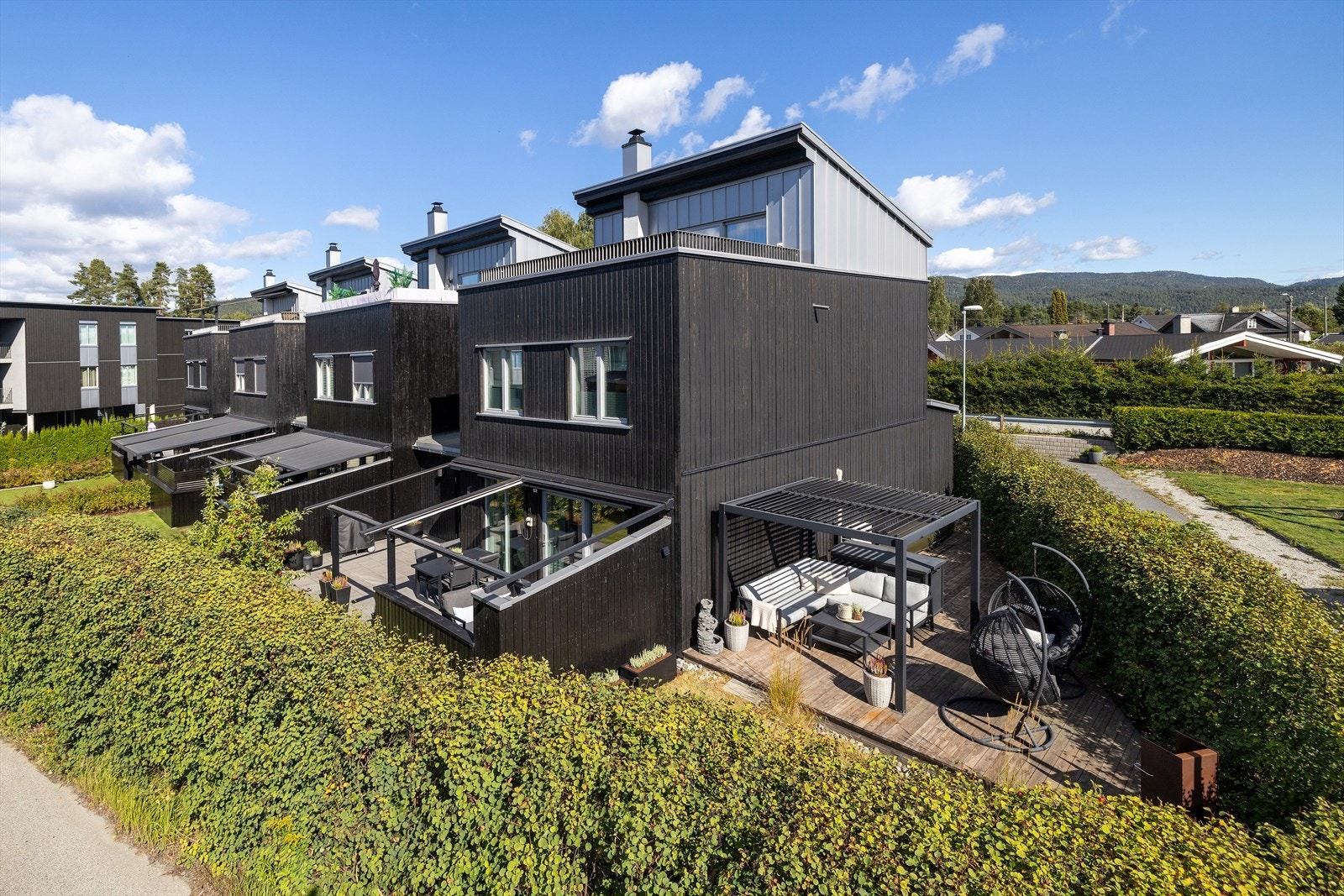 Kjedehus over tre plan oppført i 2014, med skjermet hage og stor takterrasse. Galleribilde