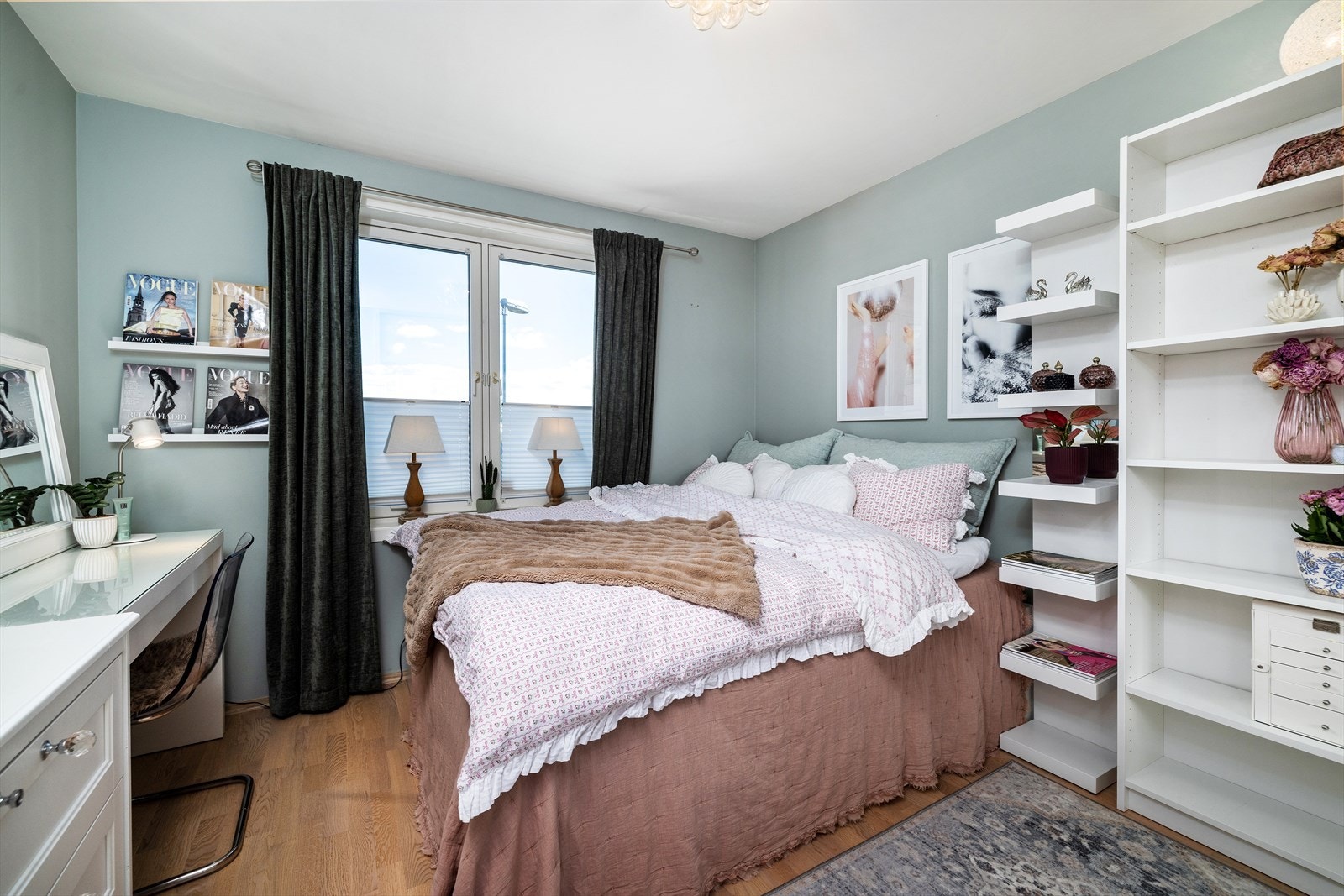 Soverom med plass til seng, skrivebord og oppbevaring. Galleribilde