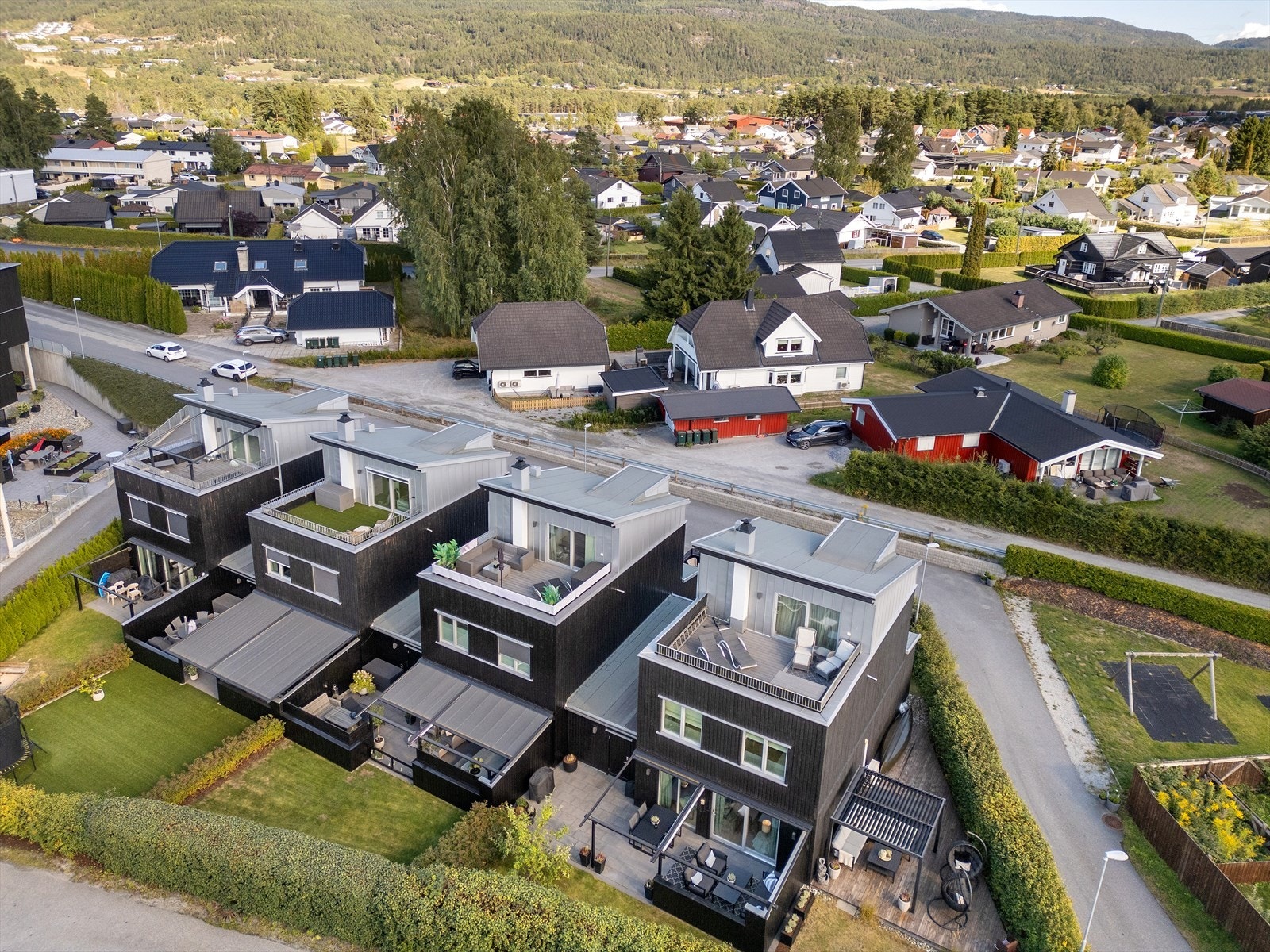 Eiendommen ligger i et etablert og barnevennlig boligområde på Loesmoen. Galleribilde