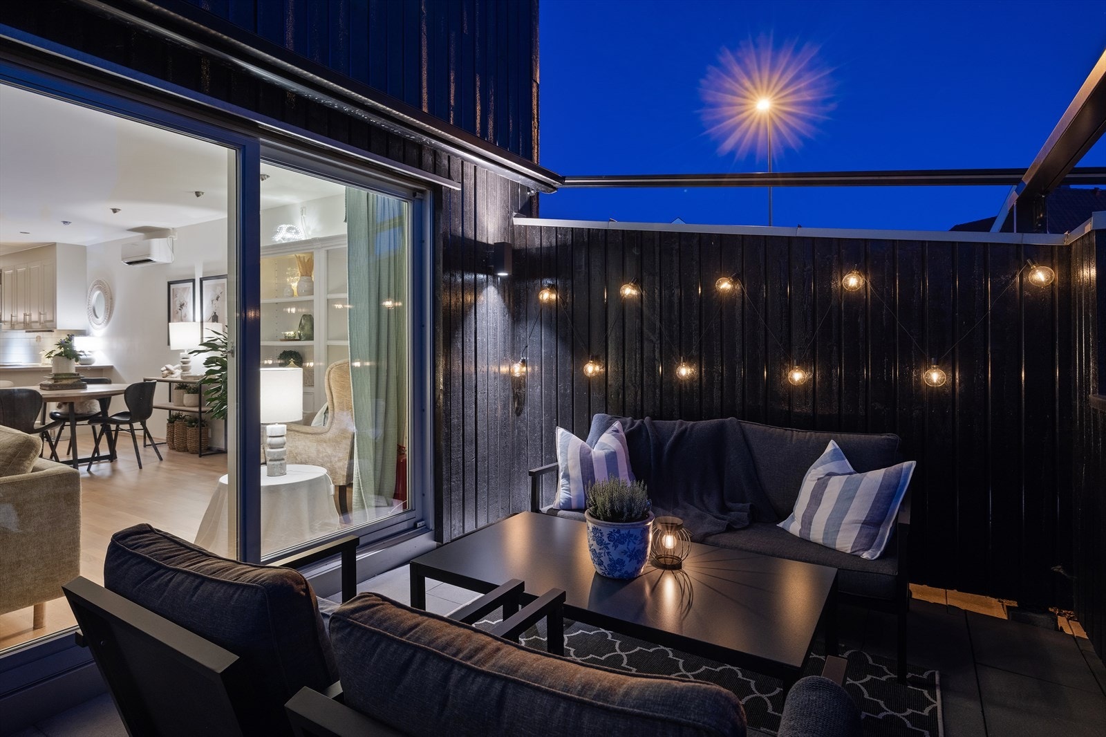 Terrassen danner en naturlig forlengelse av stuen på lune sommerkvelder. Galleribilde