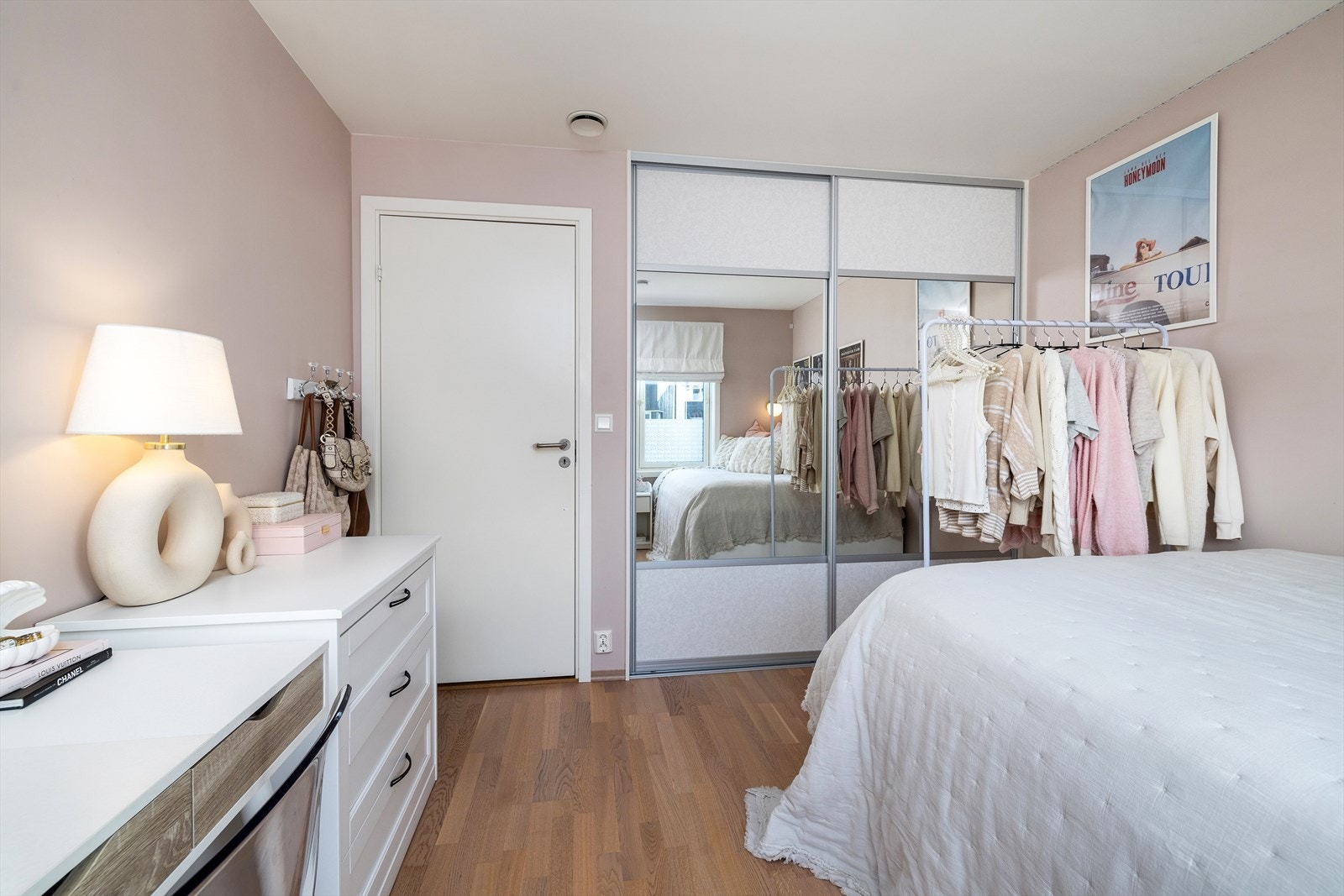 Hovedsoverom med skyvedørsgarderobe og plass til dobbeltseng. Galleribilde