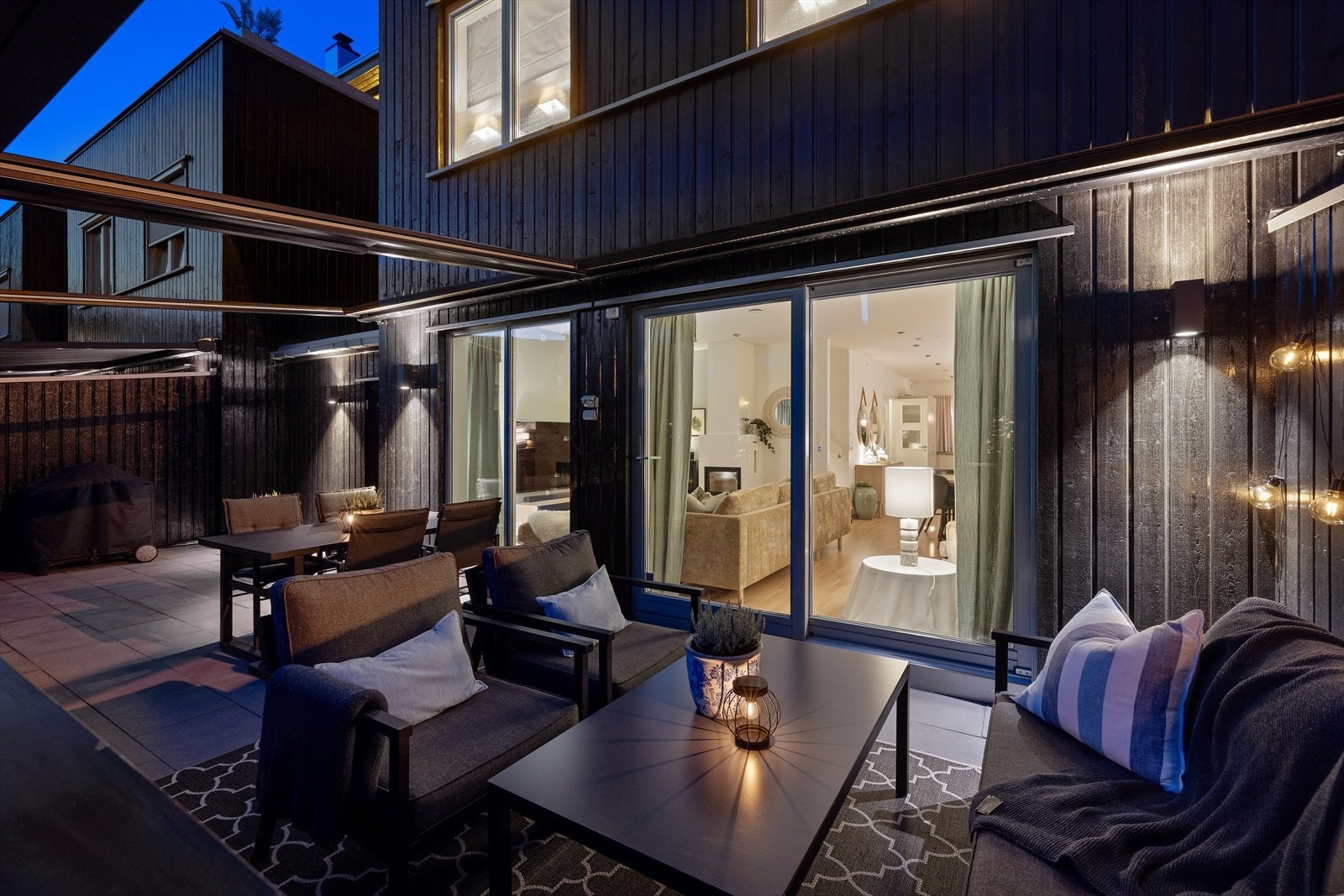 Uteplassen har direkte adkomst til stuen via store skyvedører. Galleribilde