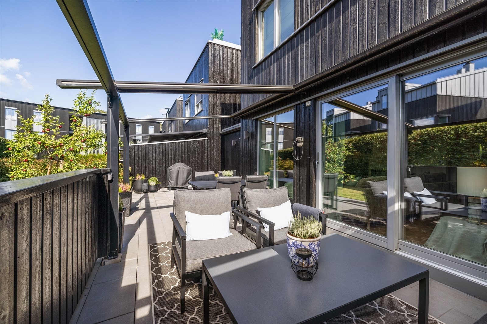 Markterrassen har plass til både spiseplass og loungesett inntil den grønne hekken. Galleribilde