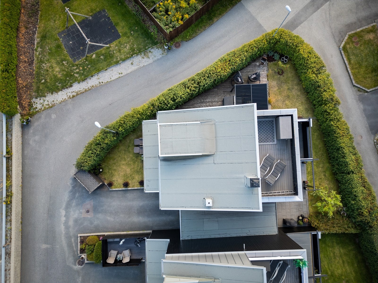 Boligen har en flat tomt, takterrasse på toppen og skjermet hage. Galleribilde