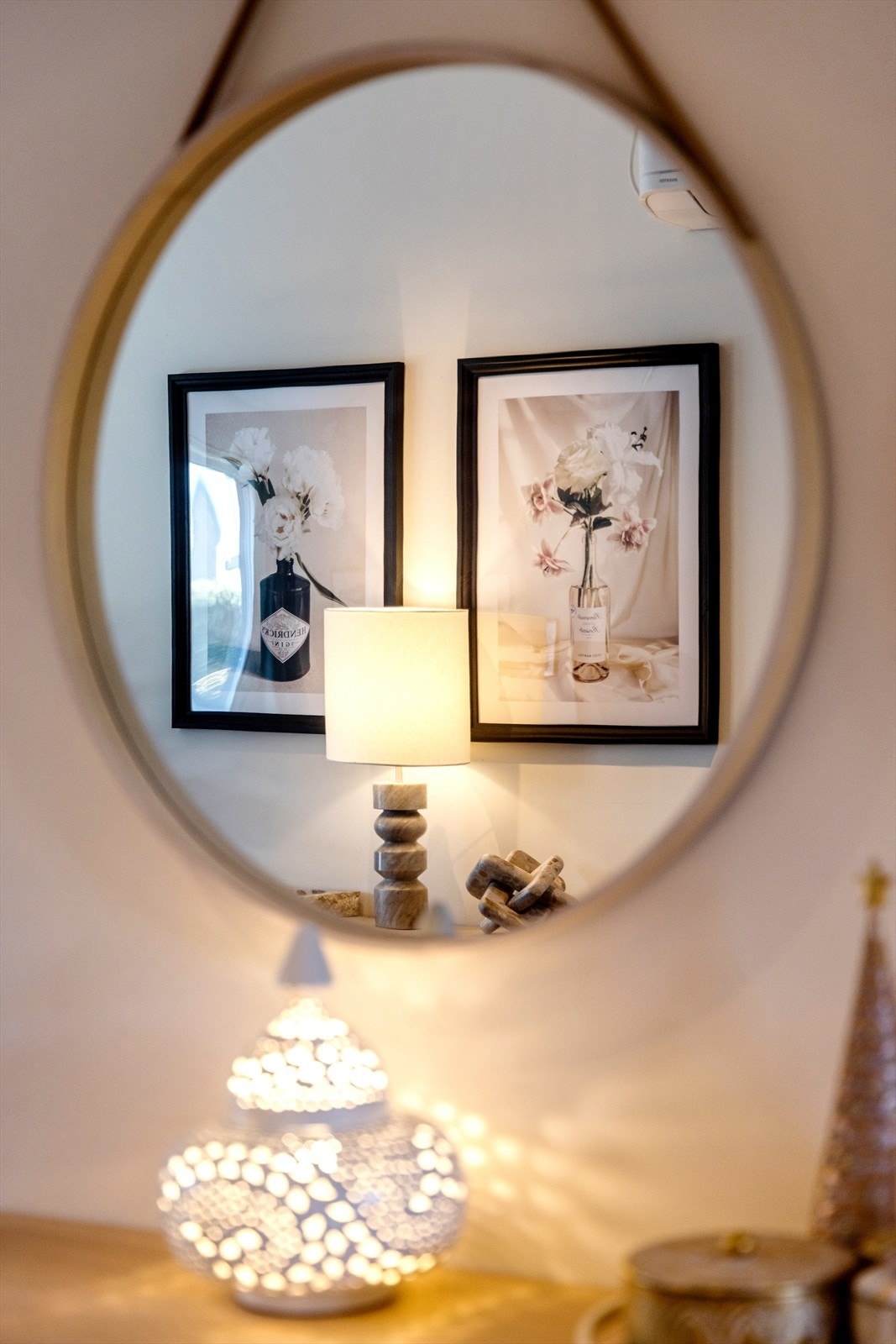 Gjennomtenkte detaljer og lyse, malte overflater. Galleribilde