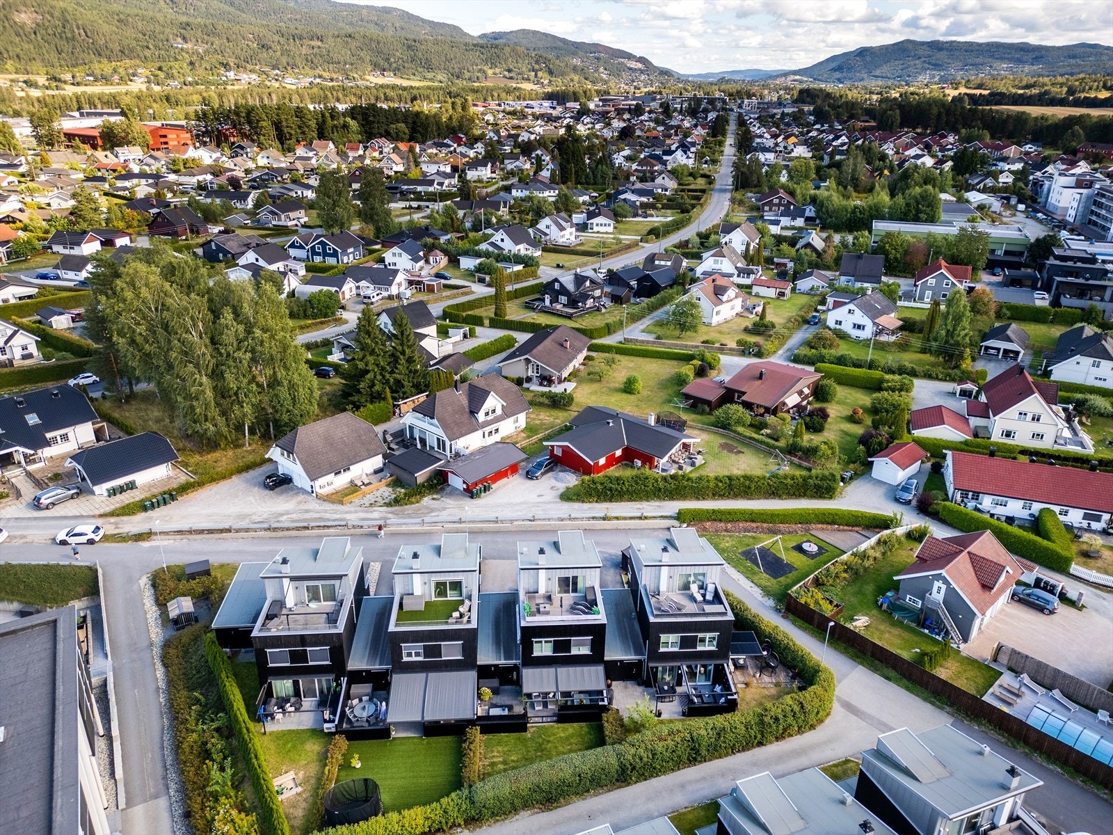Rolige omgivelser med lite gjennomgangstrafikk og kort vei til barnehager. Galleribilde