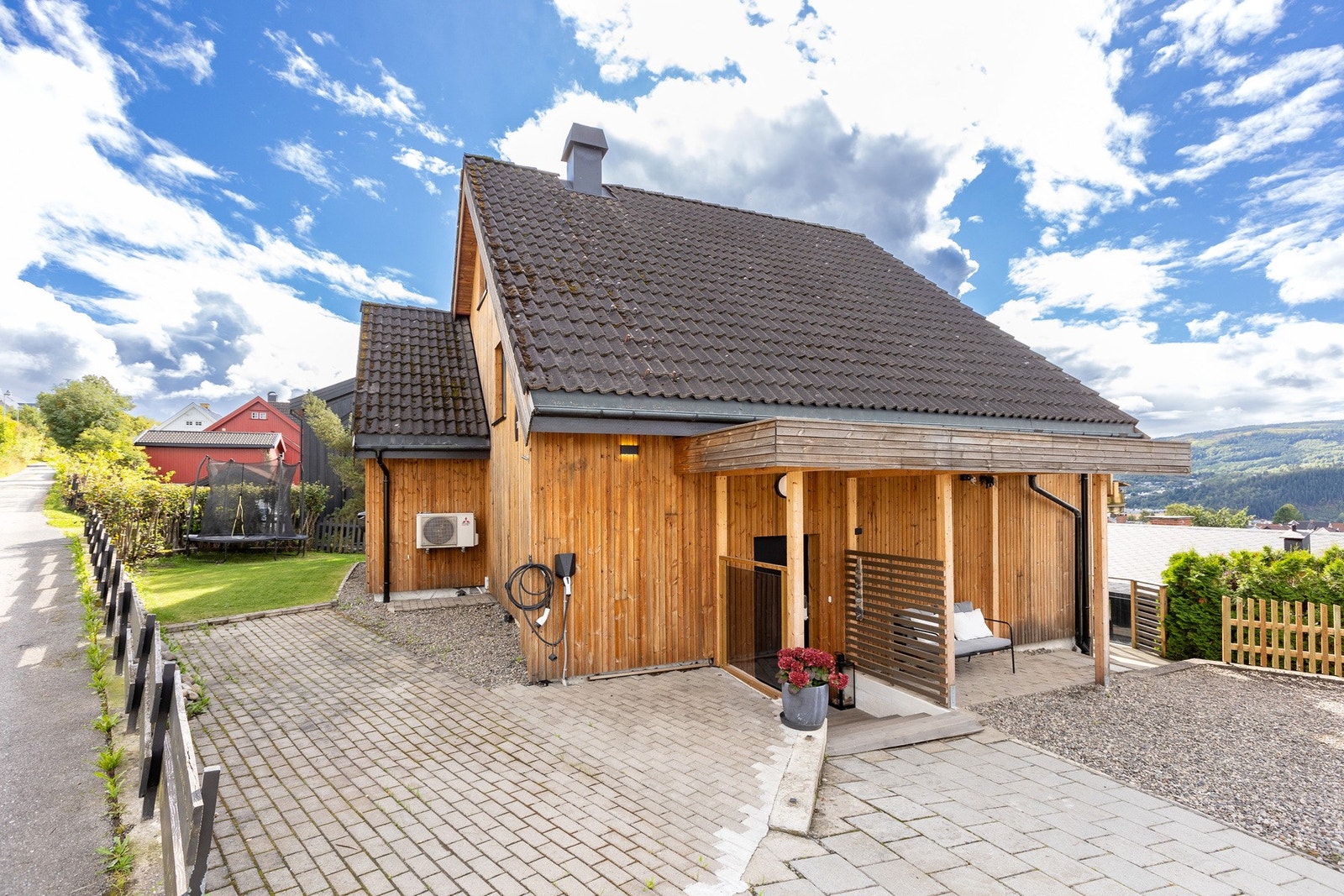 Boligen har gjennomgått en betydelig renovering både utvendig og innvendig Galleribilde