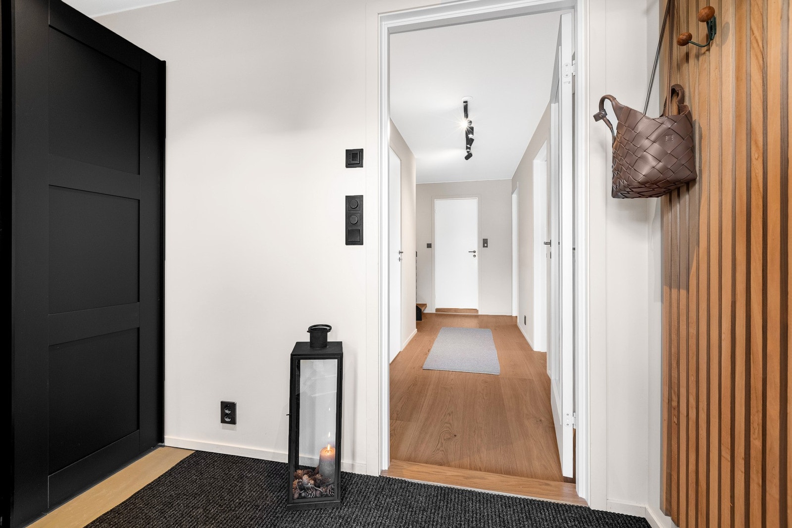 Entré/gang med garderobe og gulvvarme Galleribilde