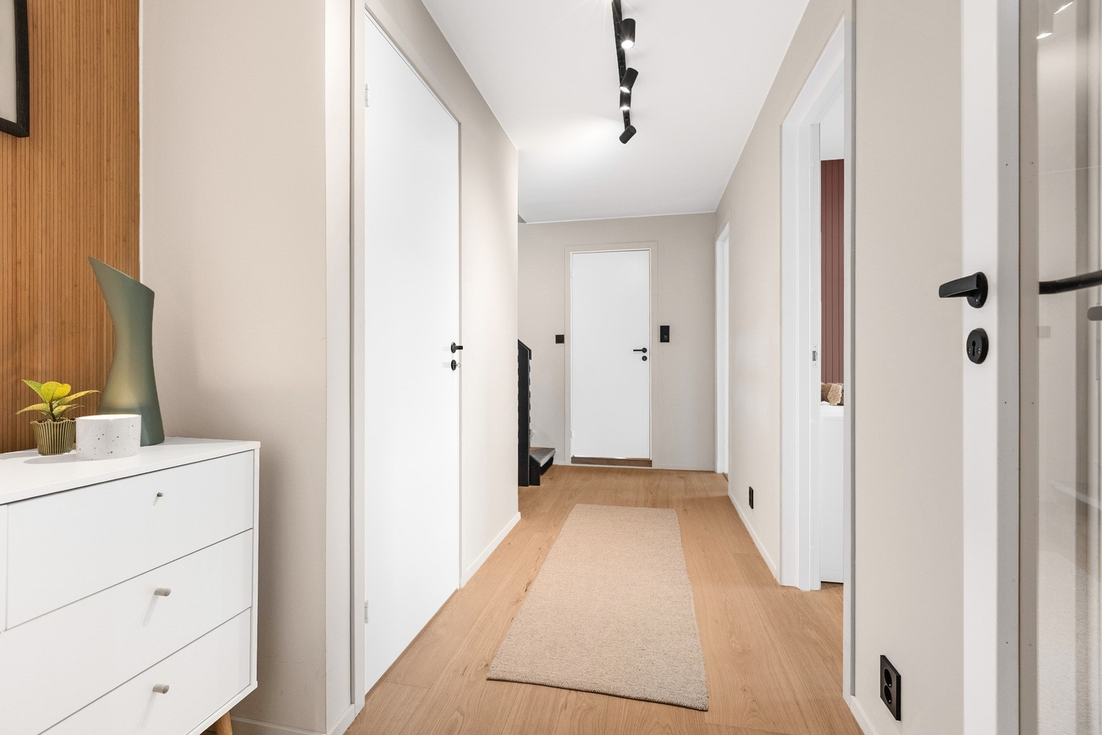 Videre innover gangen med tilgang til soverom, bad og etasjene over/under Galleribilde