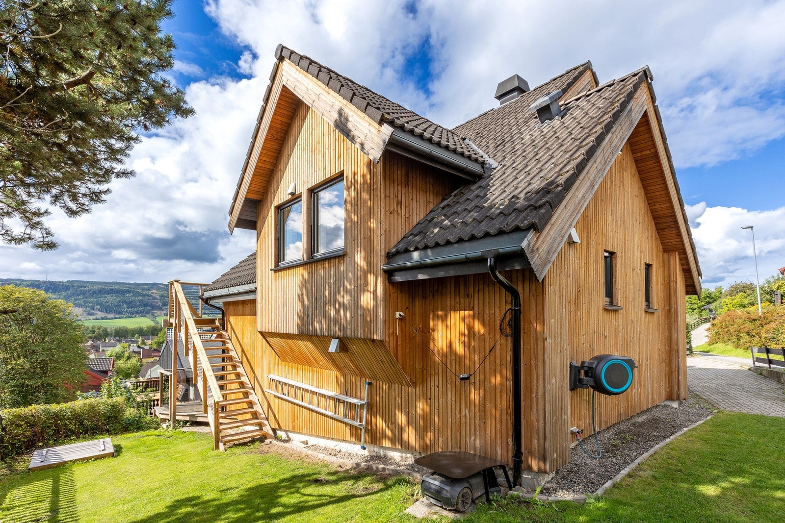 Koselig liten hage med plass til trampoline Galleribilde