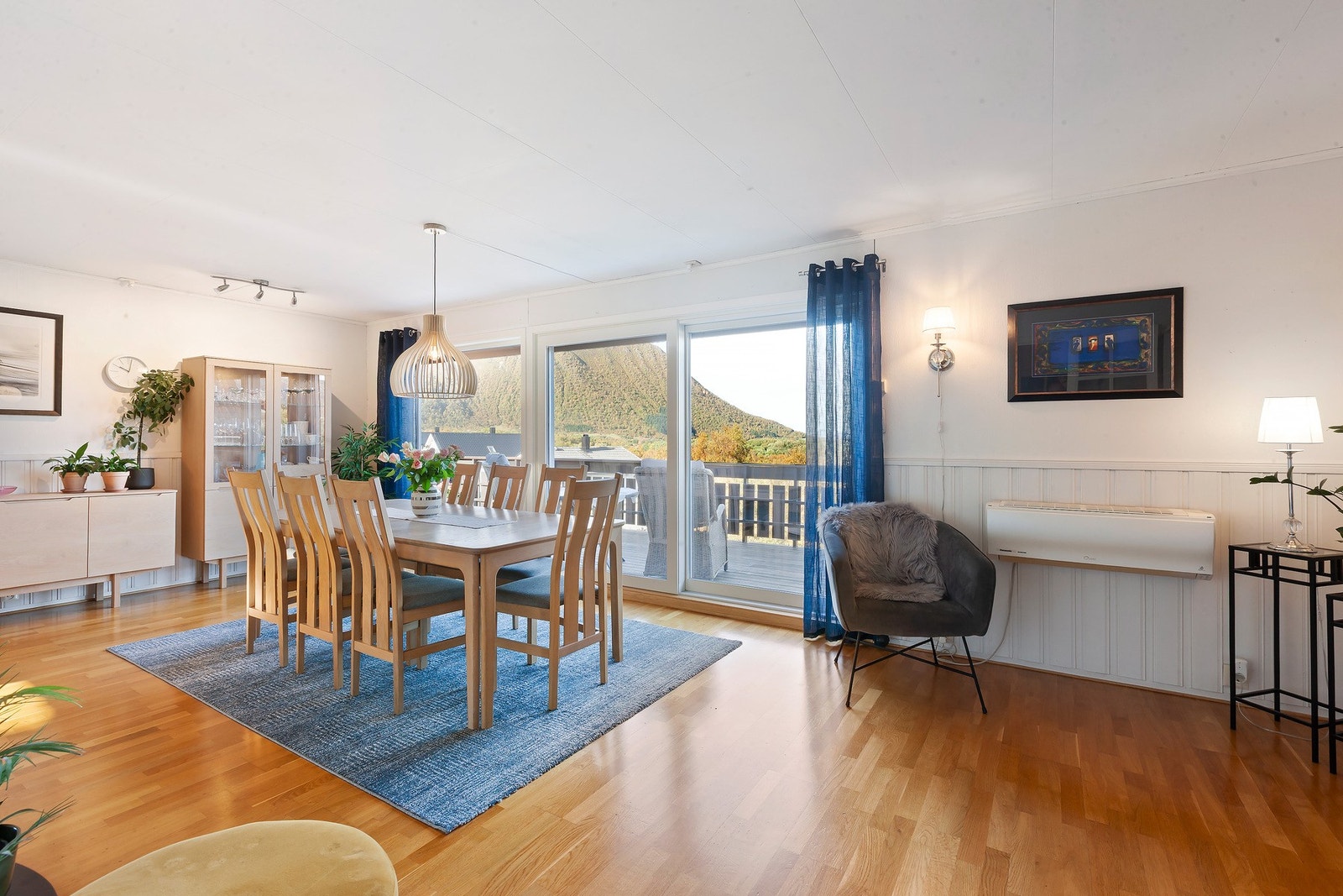 Stor og luftig stue med flott utsikt, store vindusflater og direkte adkomst til verandaen Galleribilde