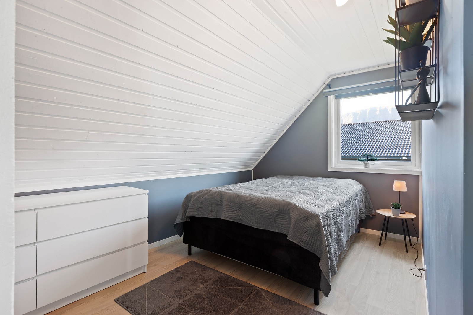 Det er totalt 3 soverom i 2.etasje Galleribilde