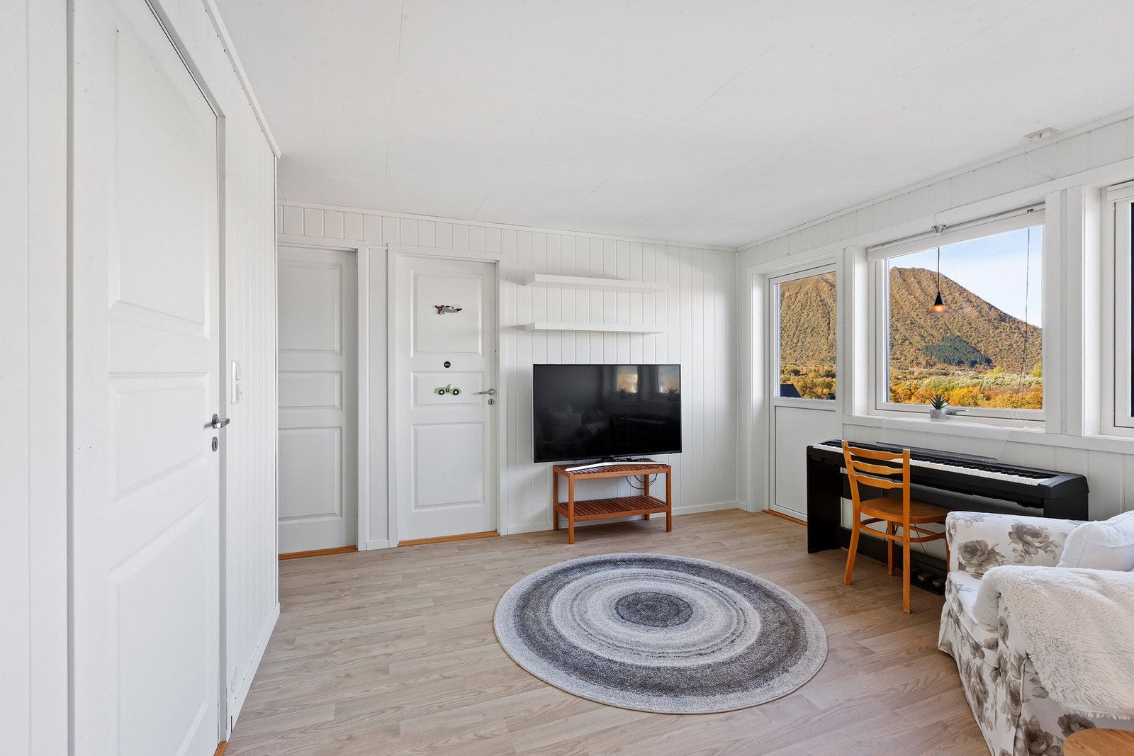 Lys og trivelig ekstrastue med utgang til veranda og gode møbleringsmuligheter Galleribilde