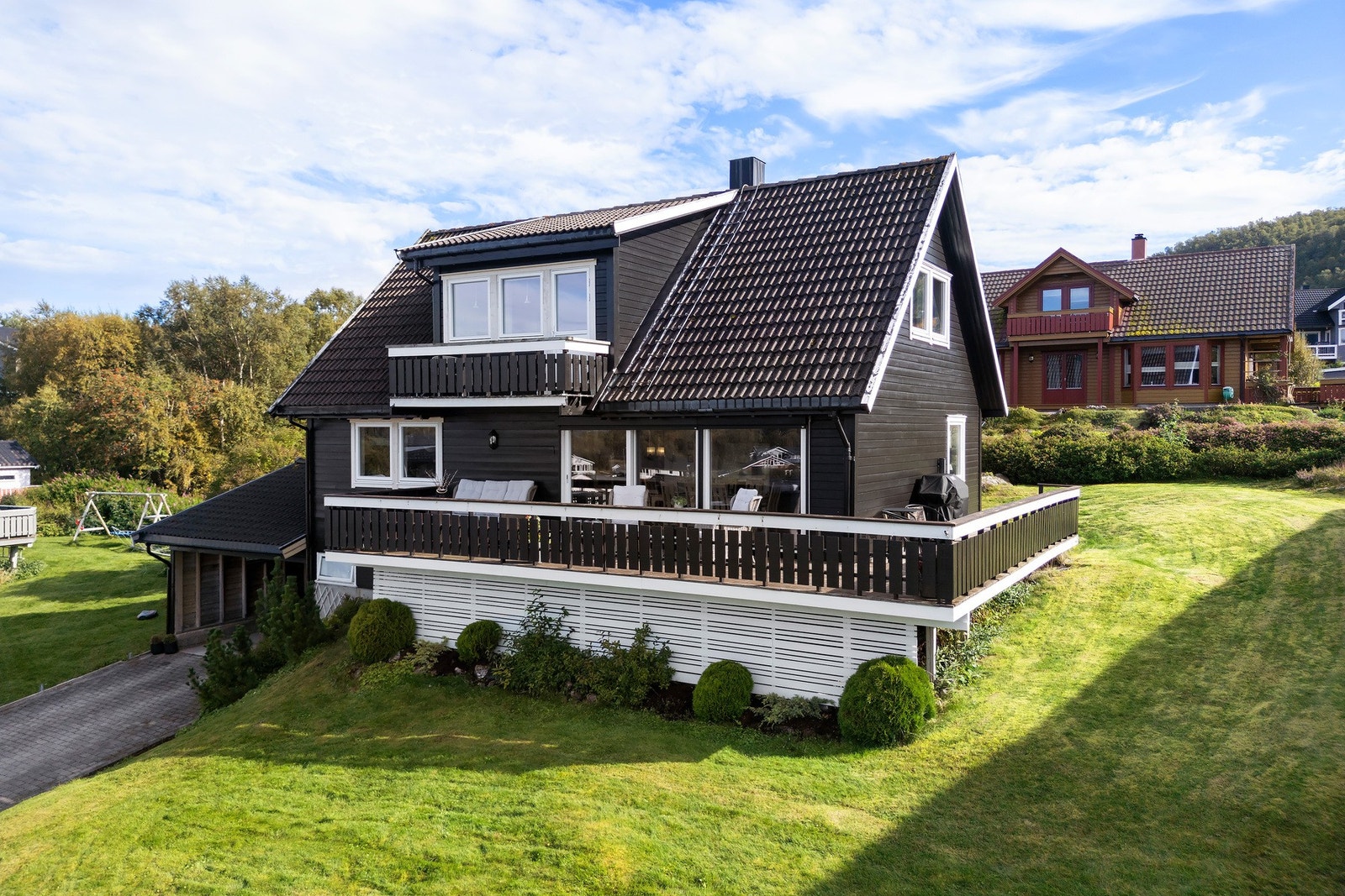 Eiendommen har flere fine uteområder hvor man kan nyte late dager! Galleribilde