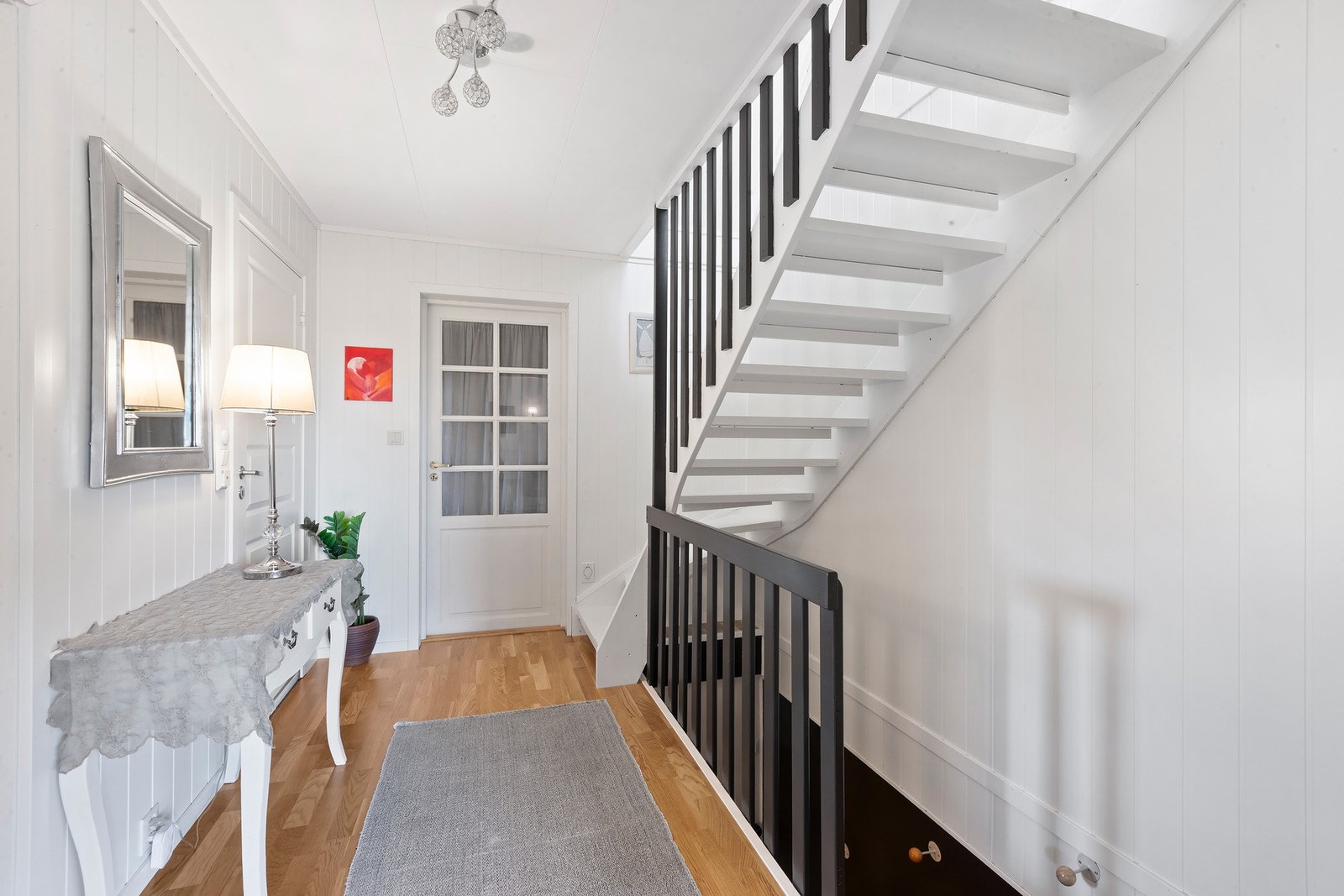 Hall med trapp til underetasje og 2.etasje Galleribilde