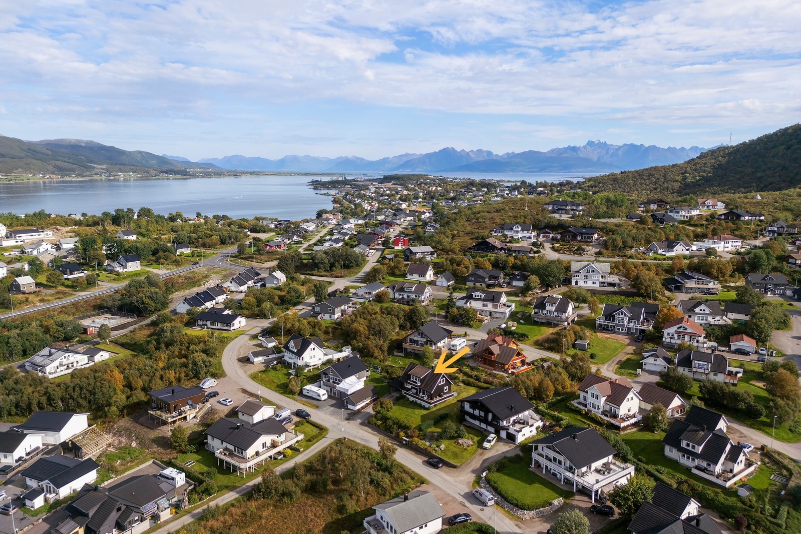 Boligen ligger suverent til med gode sol- og utsiktsforhold! Galleribilde