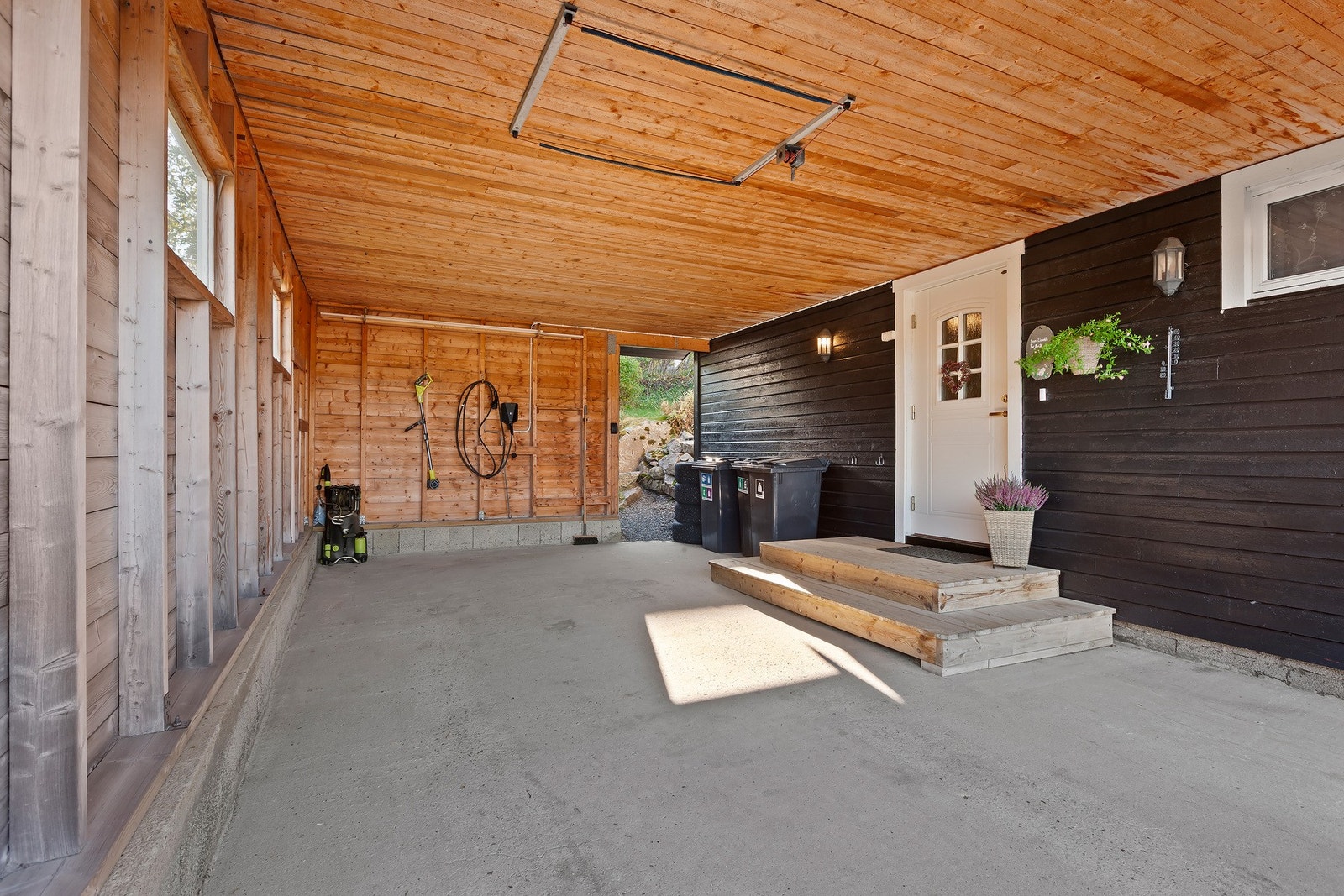 Carport med inngang til entré Galleribilde