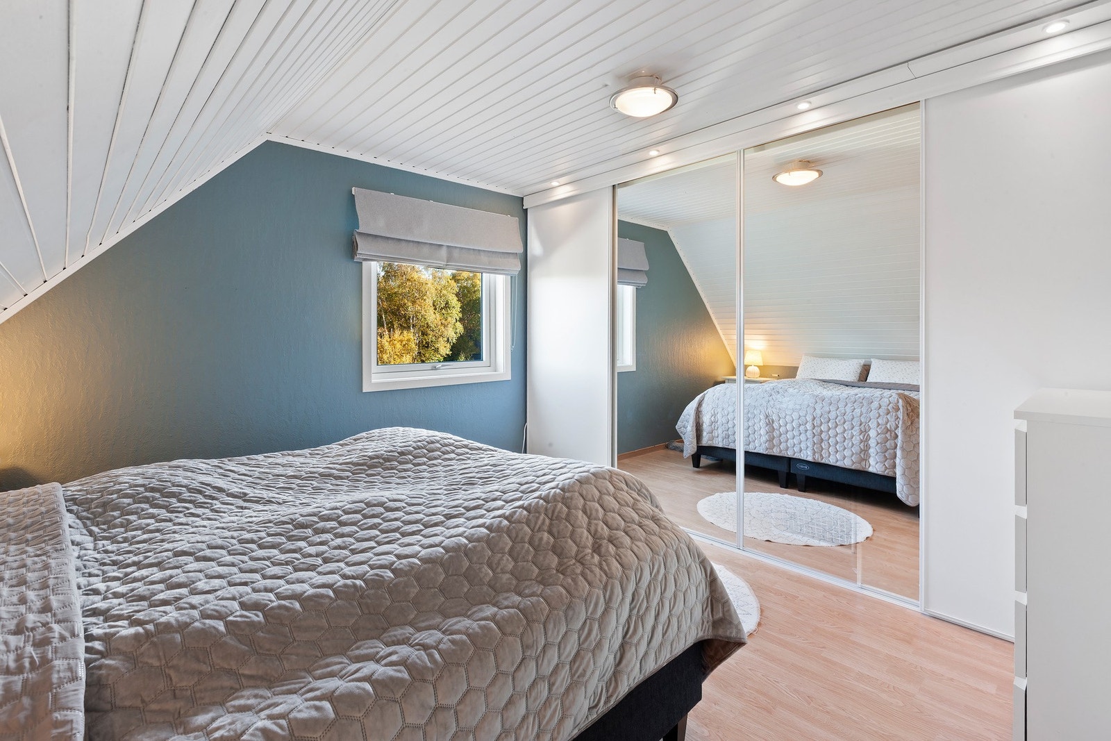 Hovedsoverom med en dyp skyvedørsgarderobe Galleribilde