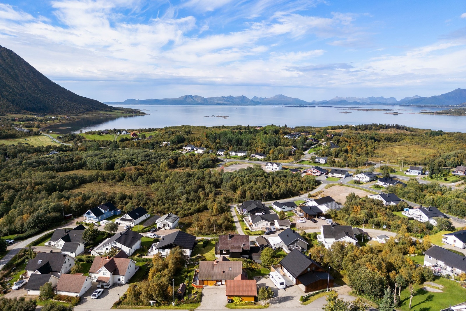 Boligen ligger i et etablert og fint nabolag Galleribilde