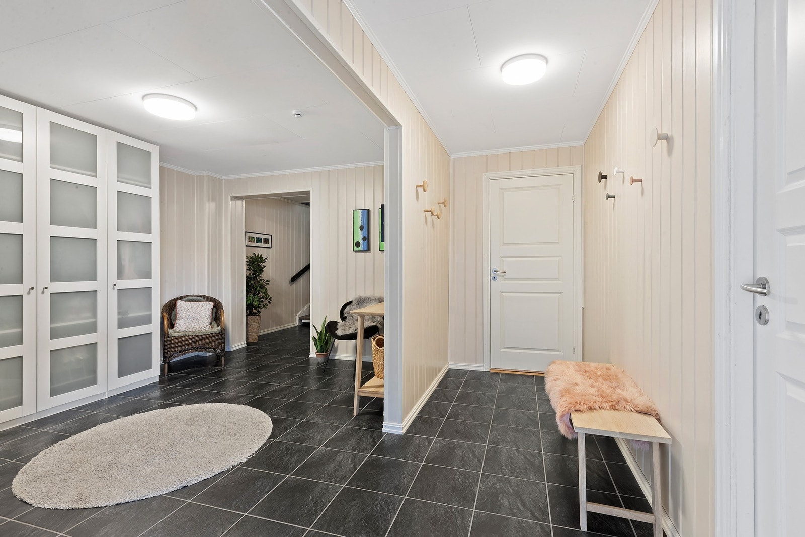 Romslig entré med god lagringsplass til yttertøy og sko Galleribilde
