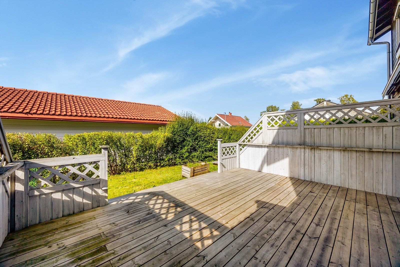 Terrassen er oppført i treverk med bjelkelag og tekket med terrassebord. Galleribilde