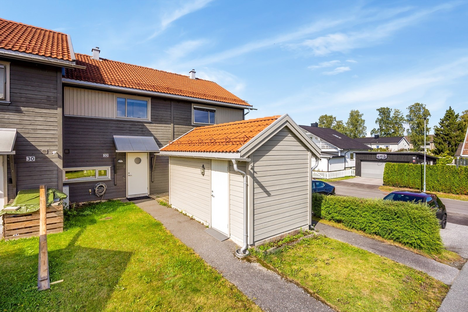 Boligen har egen carport og en frittstående utebod på 5 m² fra 2008. Galleribilde