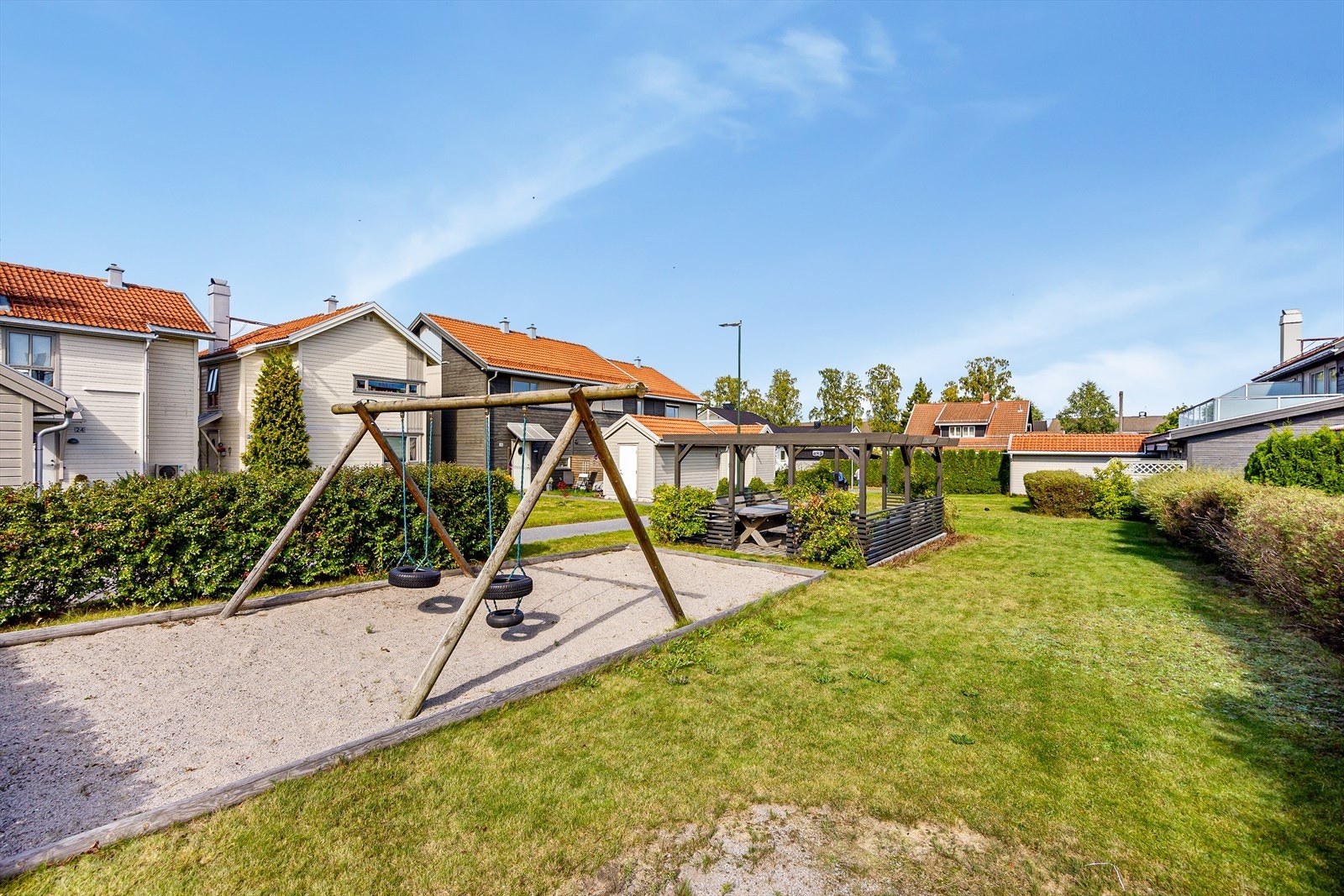 Barnevennlige omgivelser med lekeplass på fellesarealet. Galleribilde