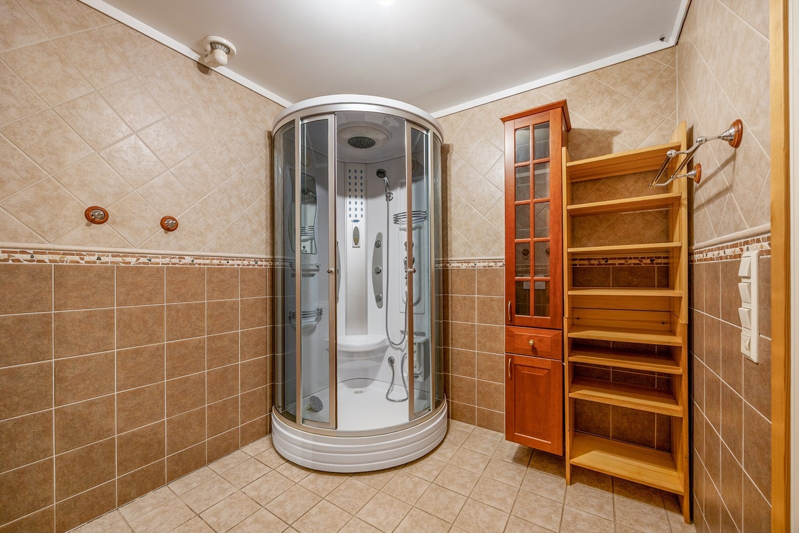 Badet er kombinert med vaskerom og har opplegg for vaskemaskin. Galleribilde