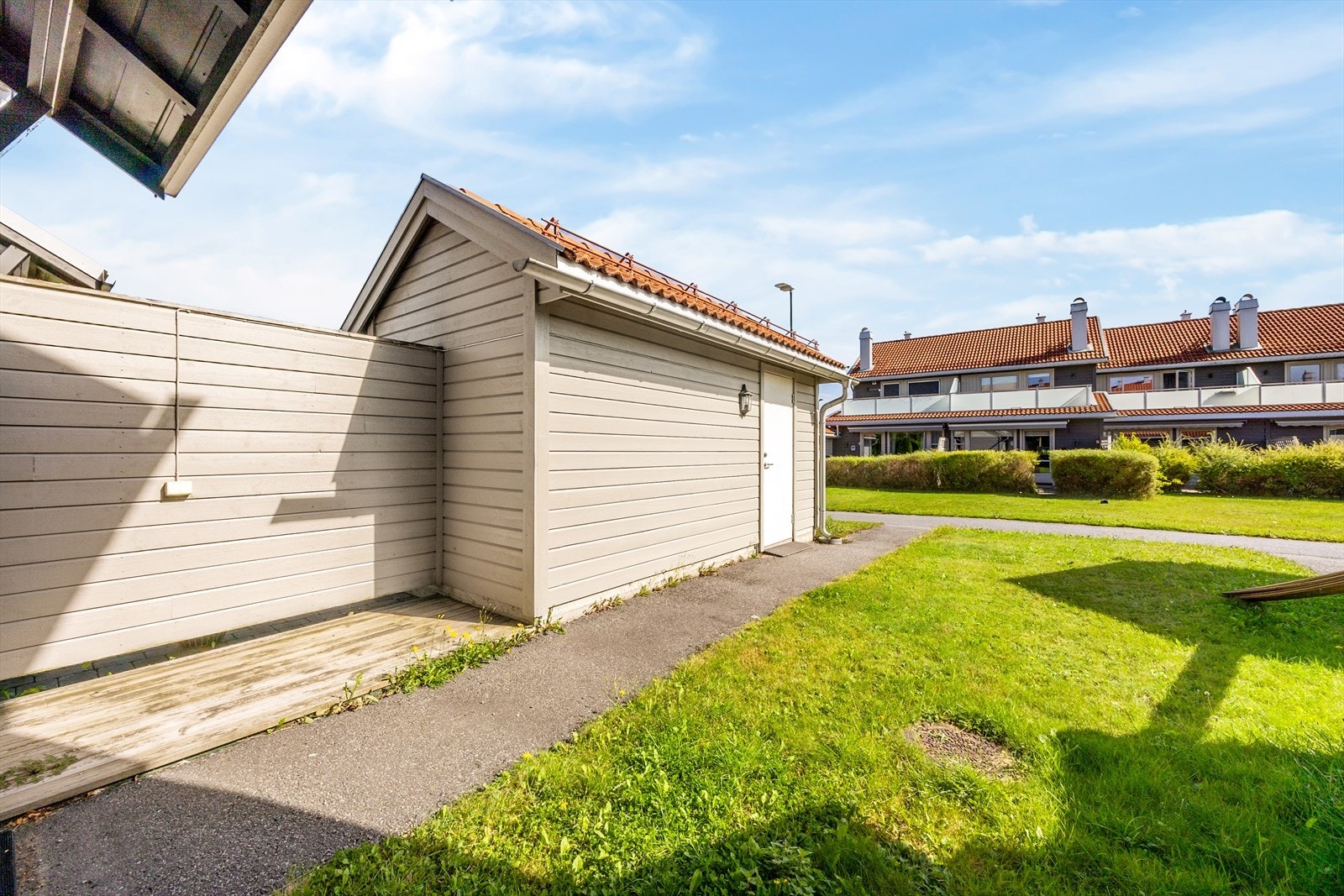 Eiendommen ligger i et rolig boligområde uten gjennomgangstrafikk. Galleribilde