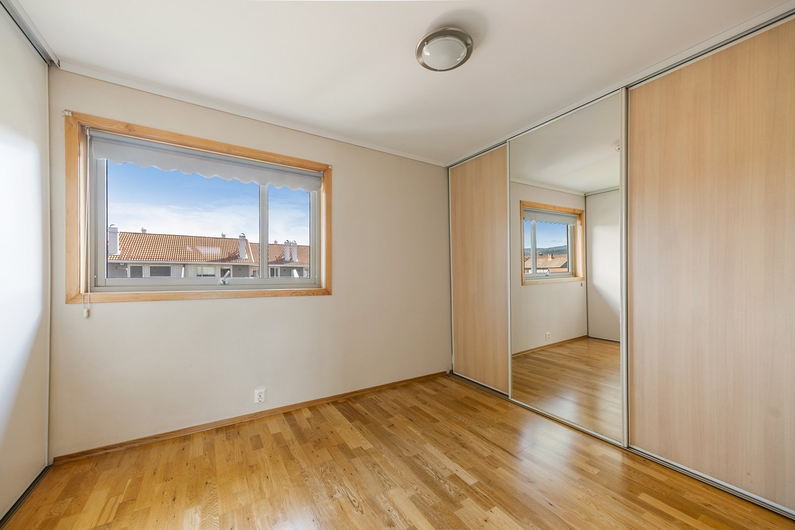 Hovedsoverommet har god plass til dobbeltseng og er innredet med en romslig skyvedørsgarderobe. Galleribilde