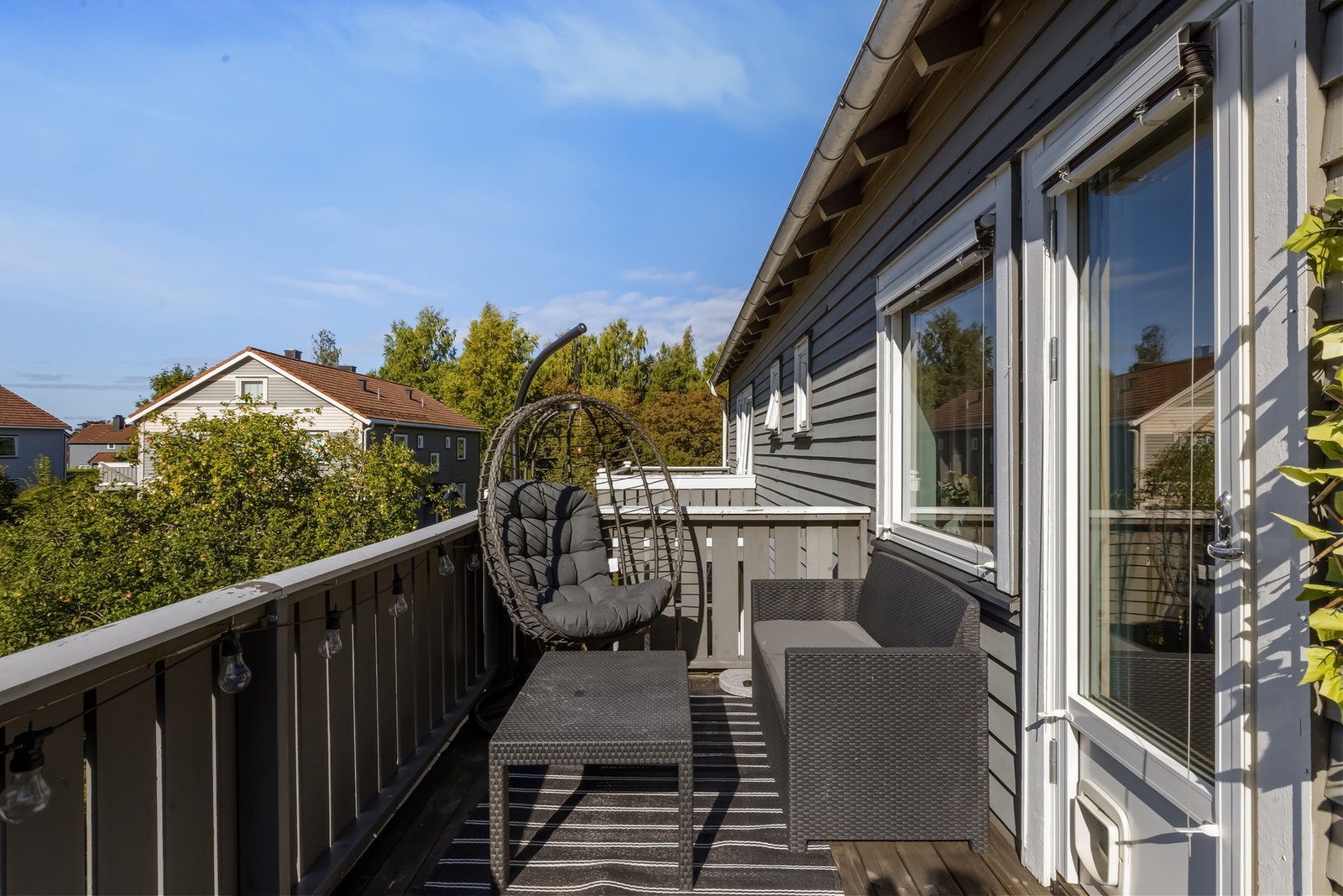 Fra stuen går du rett ut på verandaen på 9 m² - et hyggelig sted med masse sol! Galleribilde