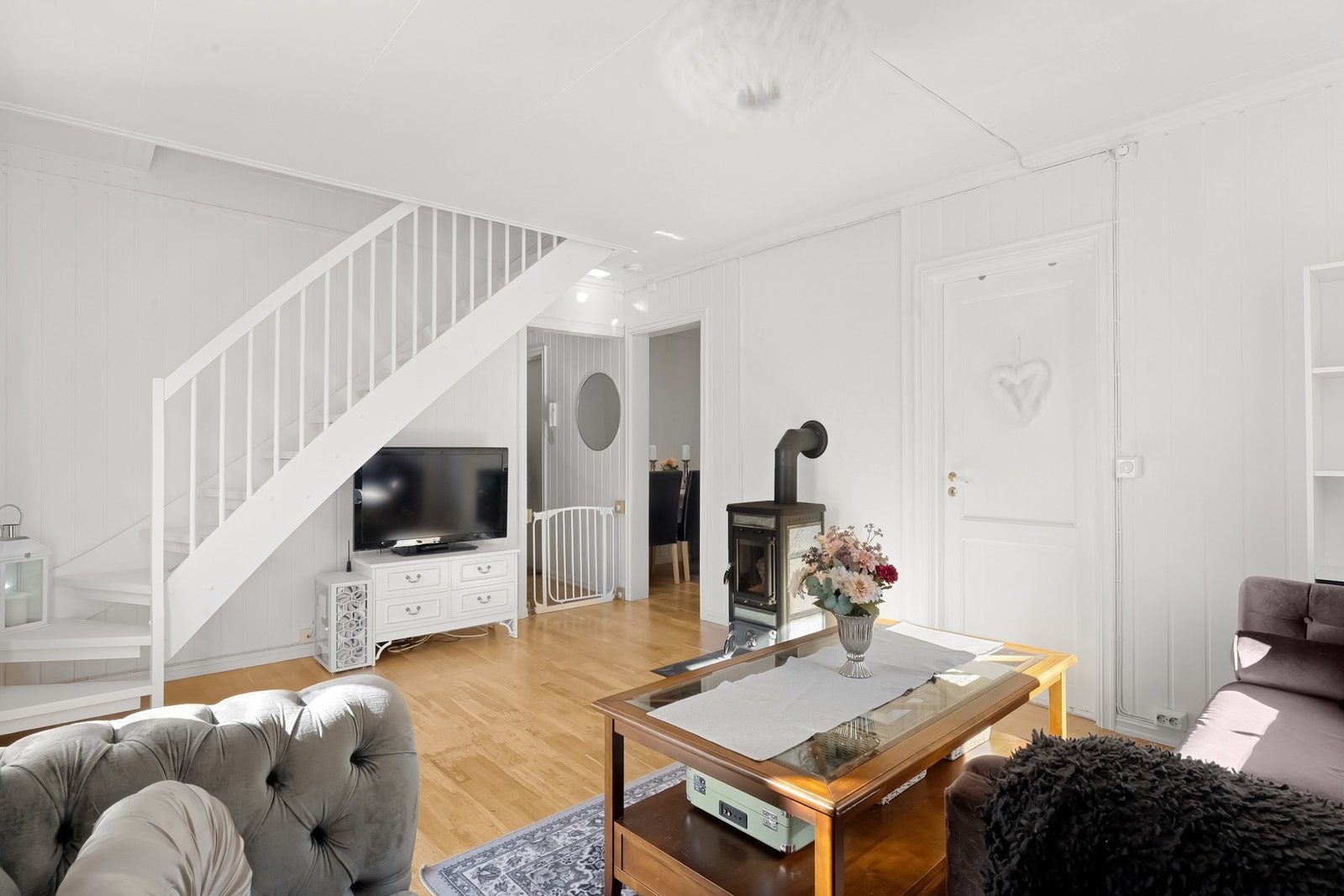 Peisovnen tilfører varme og stemning, og stuen har plass til en romslig sofagruppe. Galleribilde