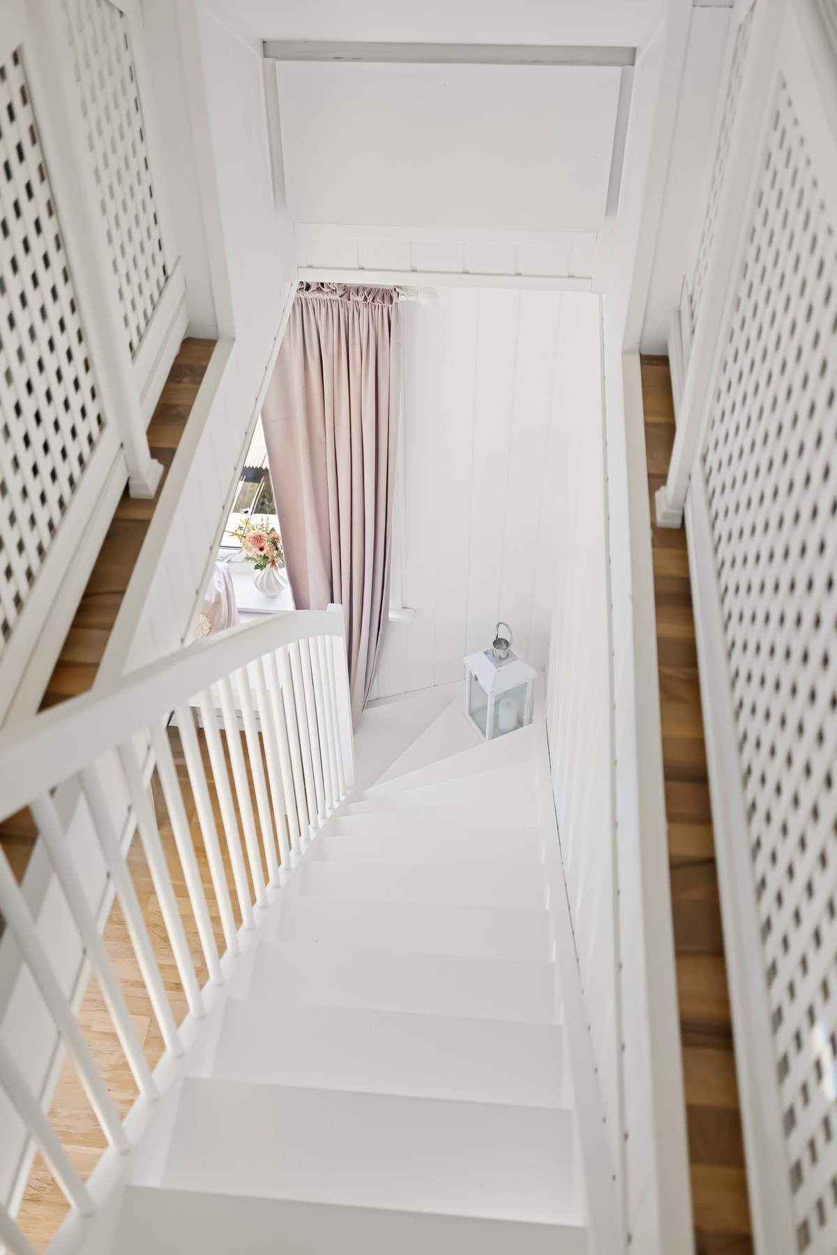 Den hvitmalte tretrappen forbinder stuen med det innredede loftet. Loftets godkjenning til varig opphold er ikke dokumentert. Galleribilde