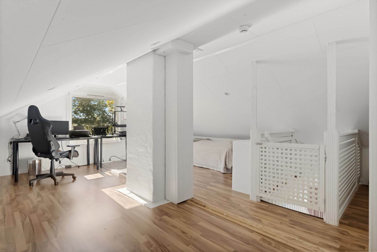 Innvendig trapp fra stuen fører til et innredet loft, i dag brukt som stue/kontor. Godkjenning til varig opphold er ikke dokumentert. Galleribilde