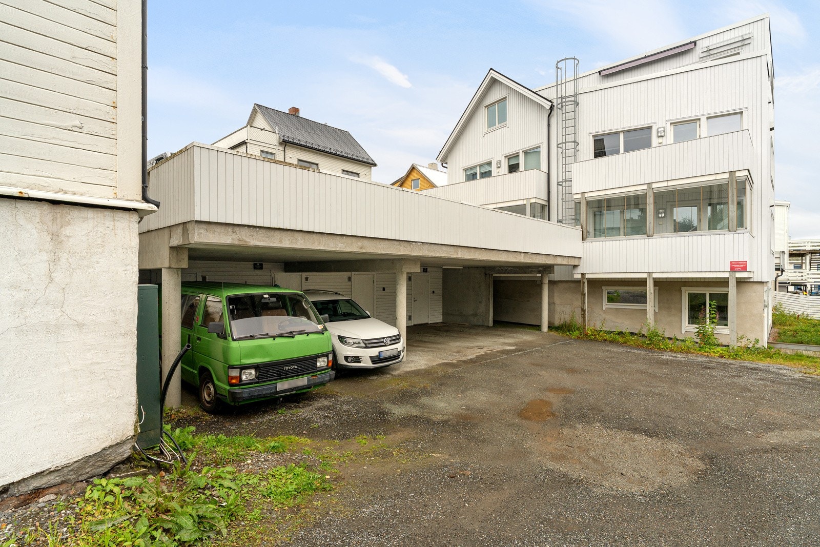 Seksjonen disponerer parkeringsplass i carport, i tillegg er det sportsbod lokalisert bak parkeringen.