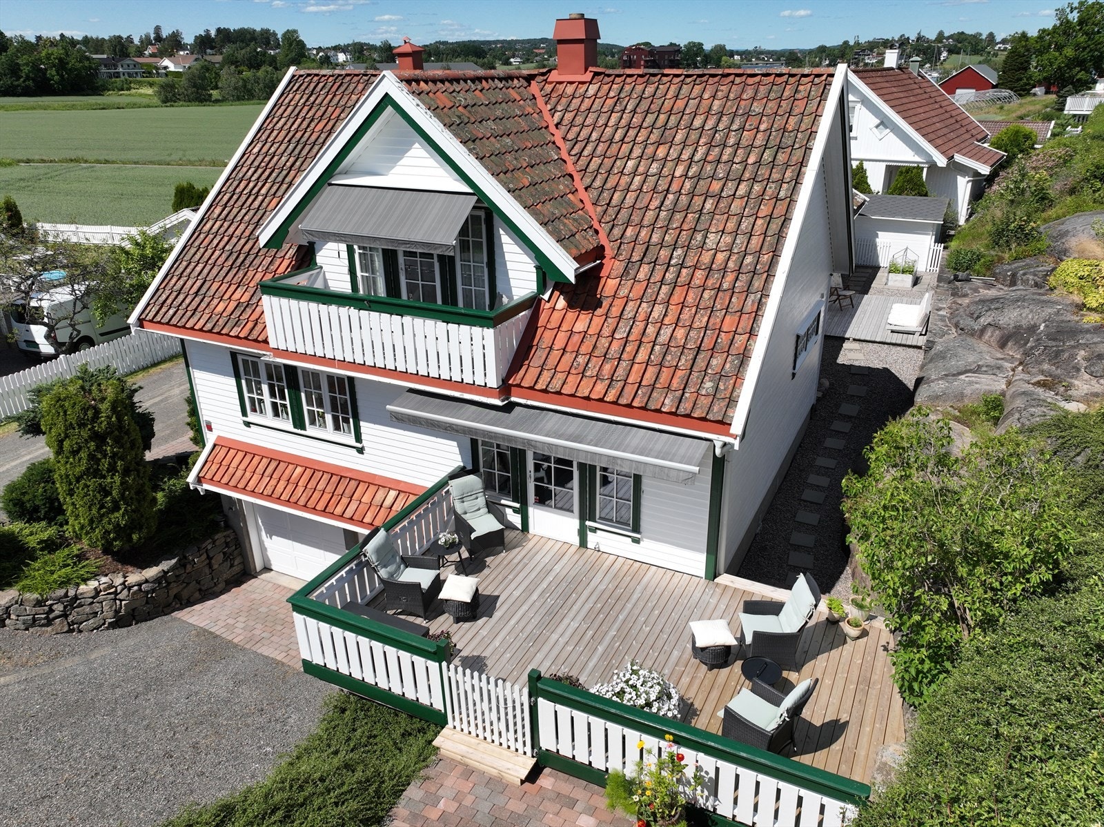 Oversiktsbilde av boligen og de solrike uteområdene Galleribilde