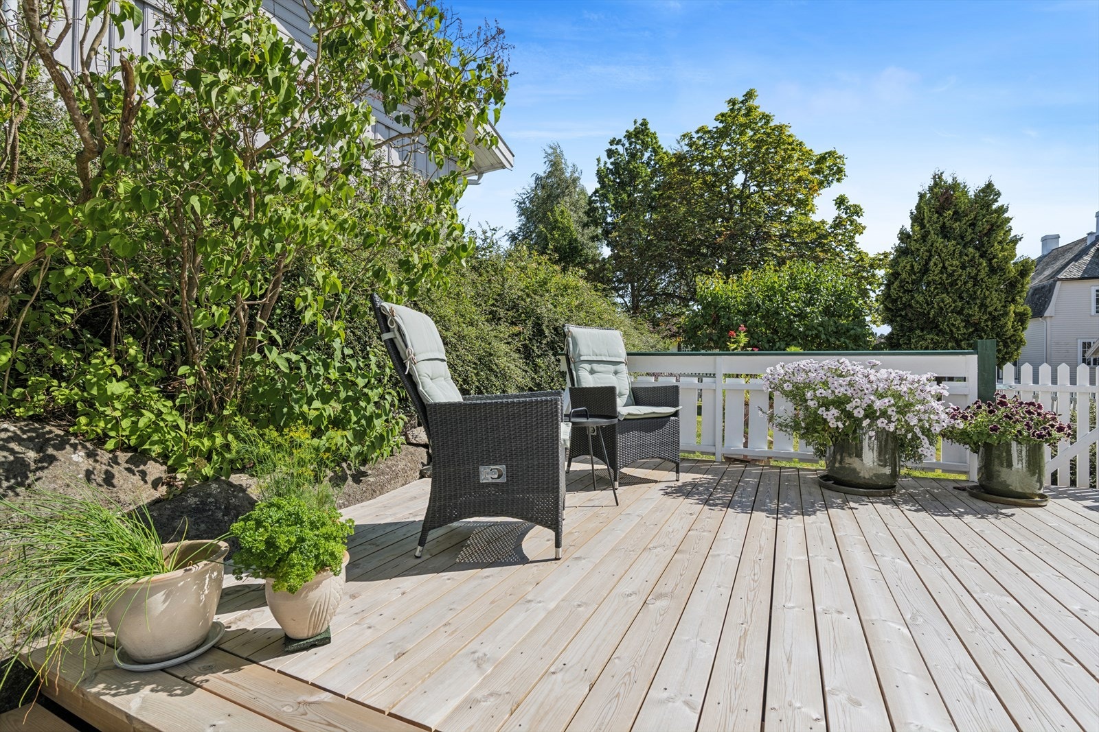 Fra spisestuen er det direkte utgang til en sydvendt terrasse med gode solforhold Galleribilde
