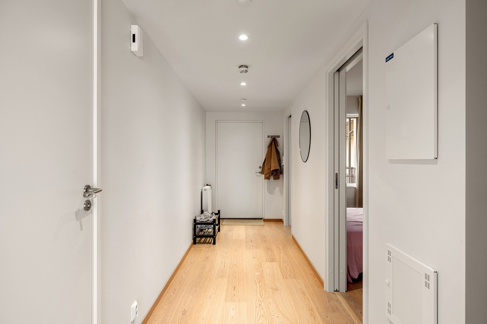 Velkommen inn - En lys og innbydende entré som gir et svært godt førsteinntrykk av boligen! Galleribilde