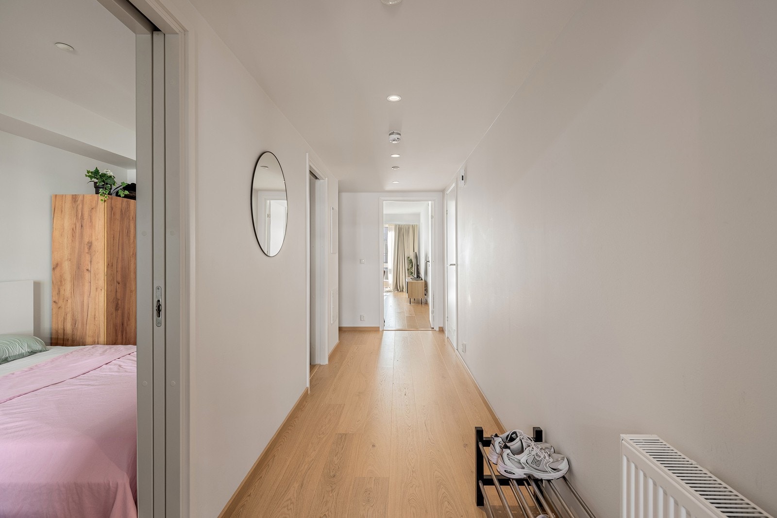 Entréen er romslig utformet, noe som gir god plass til en praktisk garderobeløsning for oppbevaring av yttertøy og sko. Galleribilde