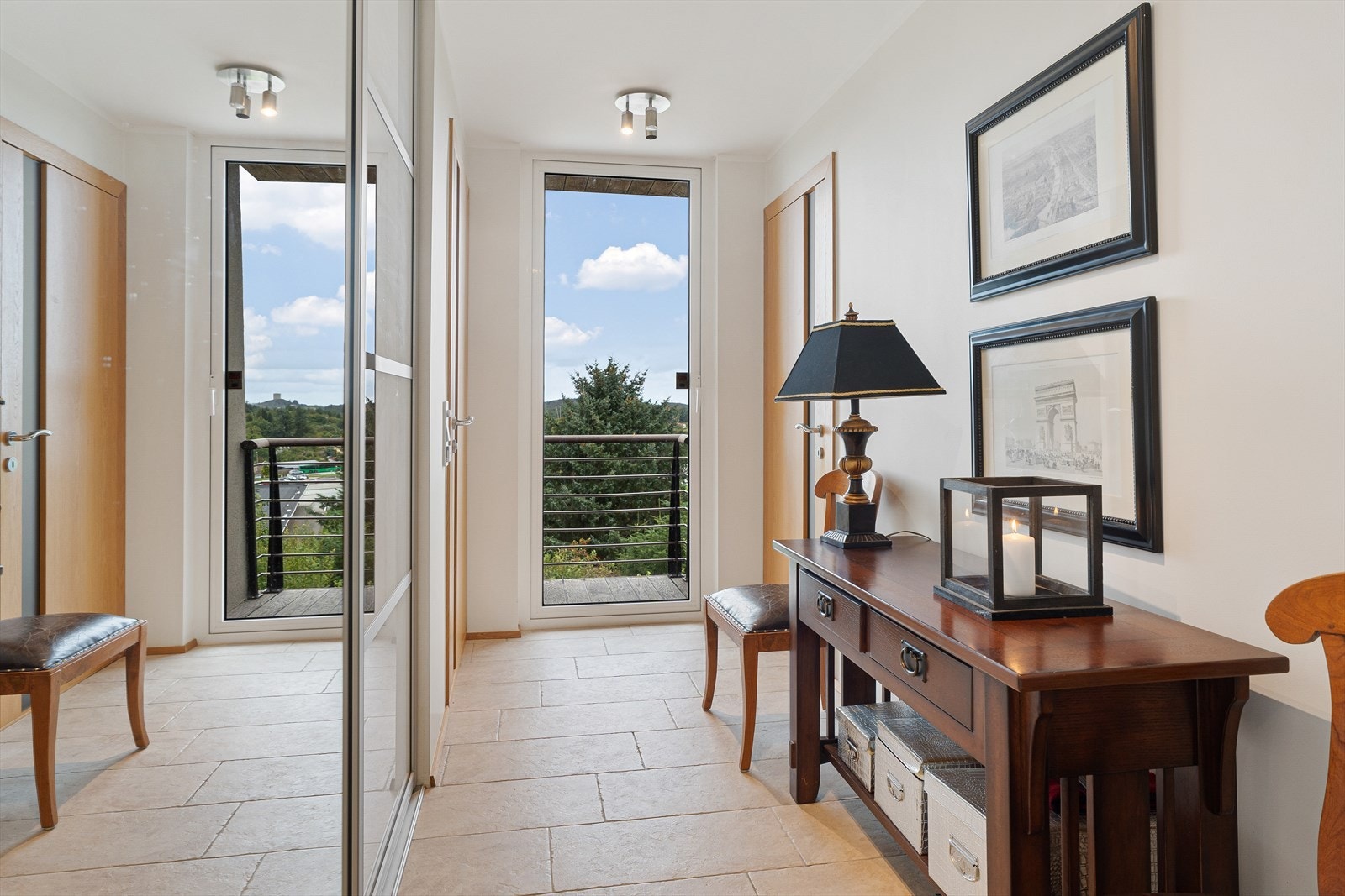 Gang med garderobe og utgang til en av soveromsbalkongene. Galleribilde