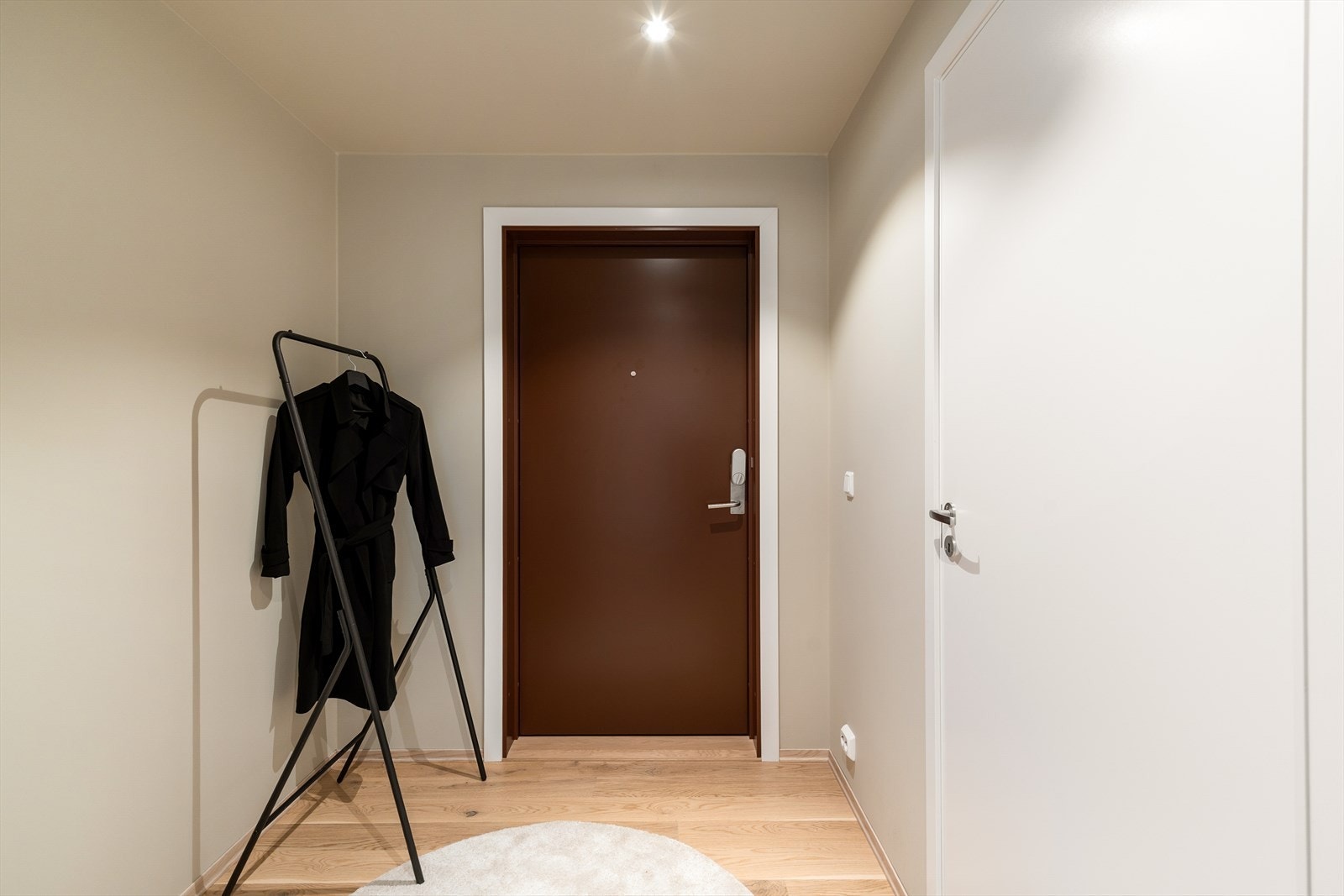 Entré hvor det er god plass til å henge av yttertøy. Galleribilde