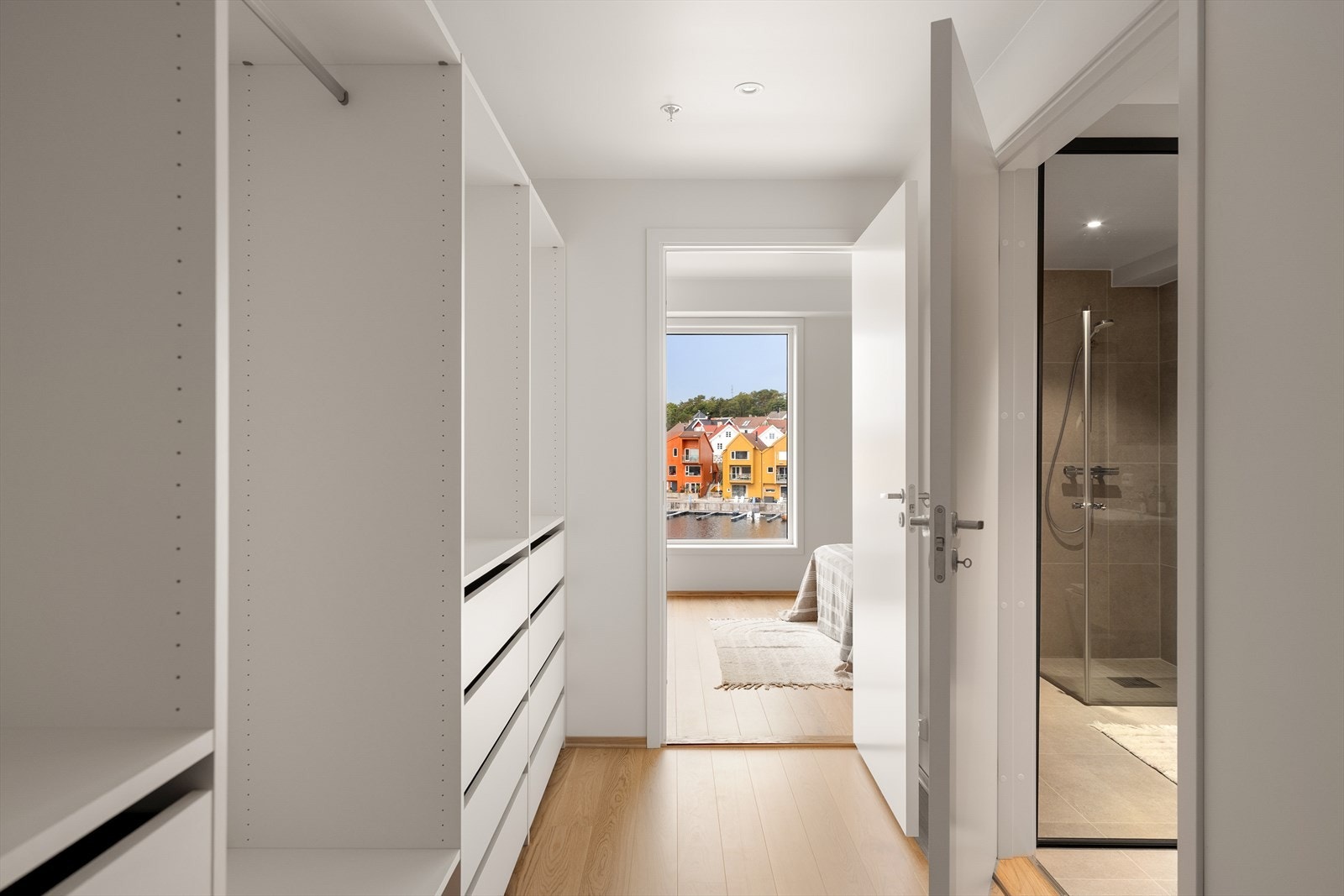 Leiligheten er gjennomtenkt utformet med en egen, privat fløy for hovedsoverommet. Her finner du et romslig walk-in-closet og et eget, stilrent bad, skjermet fra resten av leiligheten. Galleribilde
