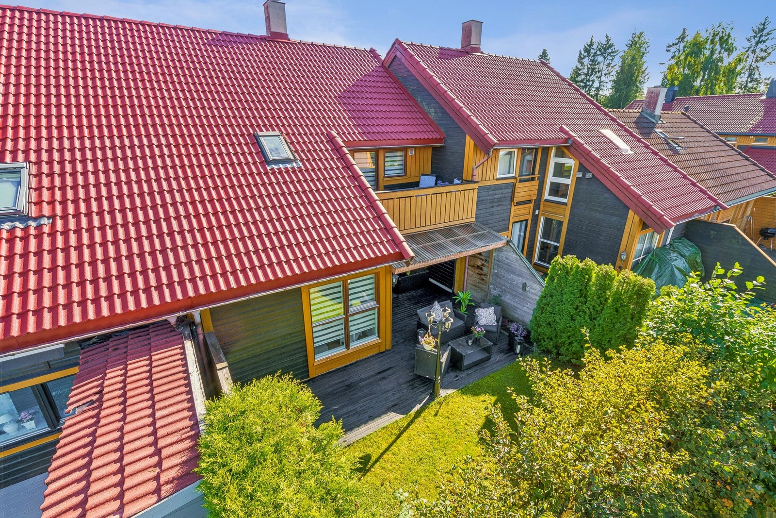 Hagen og terrassen er godt skjermet fra nærmeste naboer, med minimalt innsyn. Galleribilde