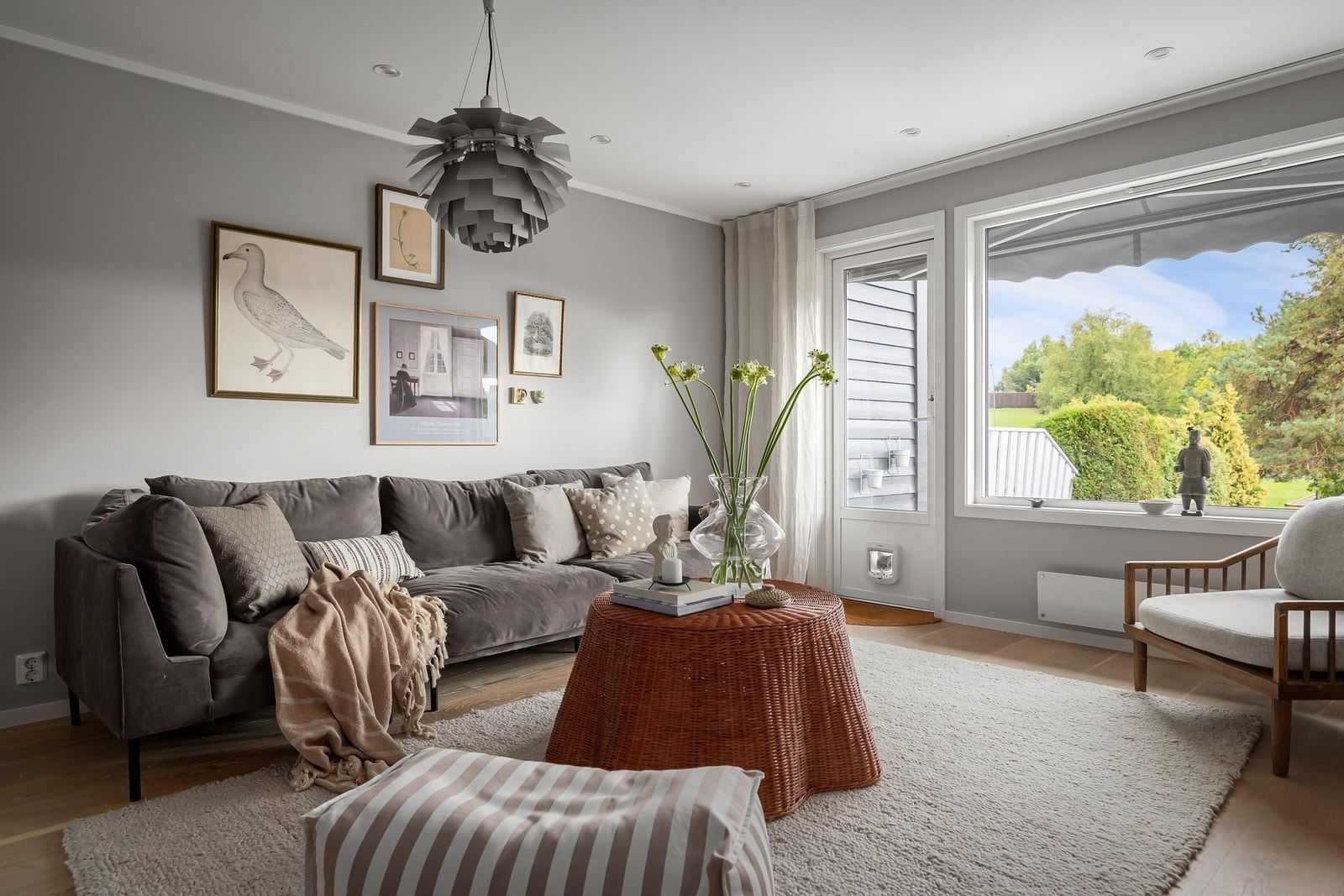 Malte veggflater og downlights er montert i himling Galleribilde