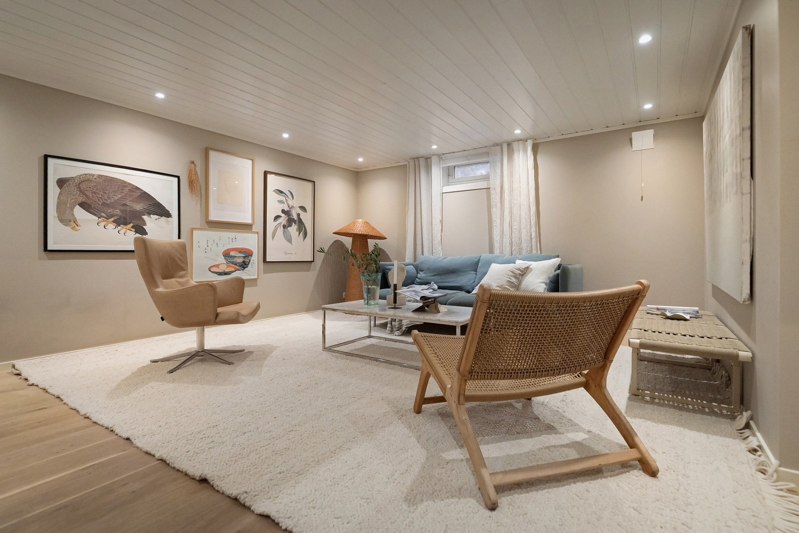 Malte veggflater og downlights er montert i himling Galleribilde
