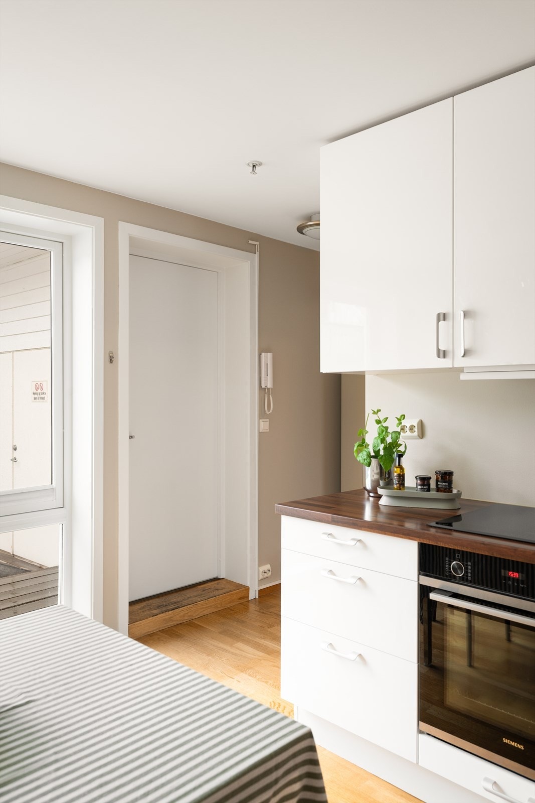 Inngangsparti med callinganlegg. Galleribilde