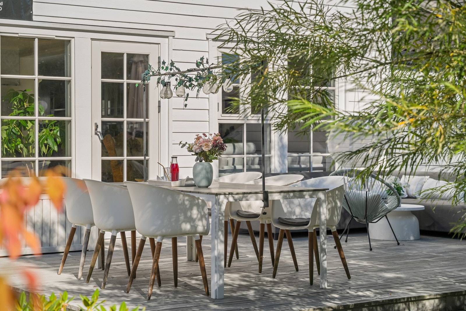 På terrassen har man god plass til utemøbler og grill. Her kan man tilbringe lange dager utendørs. Galleribilde
