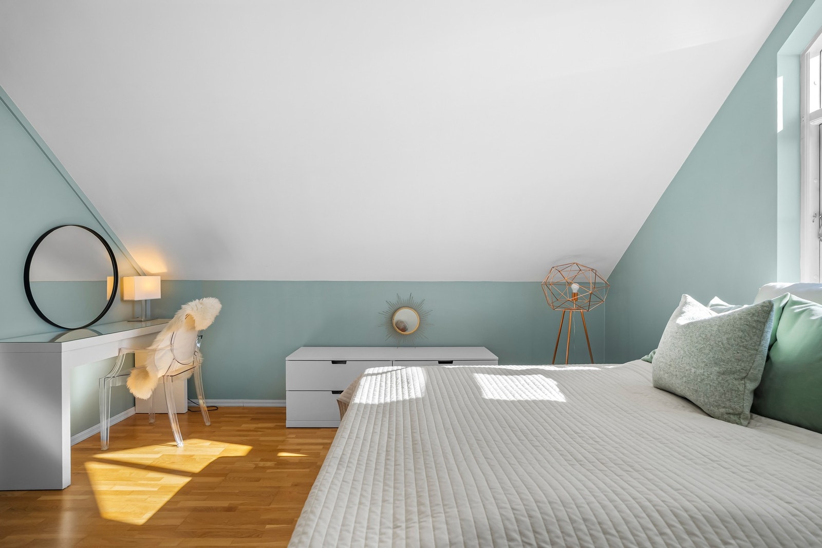 Soverommet har god plass til en større dobbeltseng, samt avsatt plass til skrivepult og garderobe/kommode innredning. Galleribilde