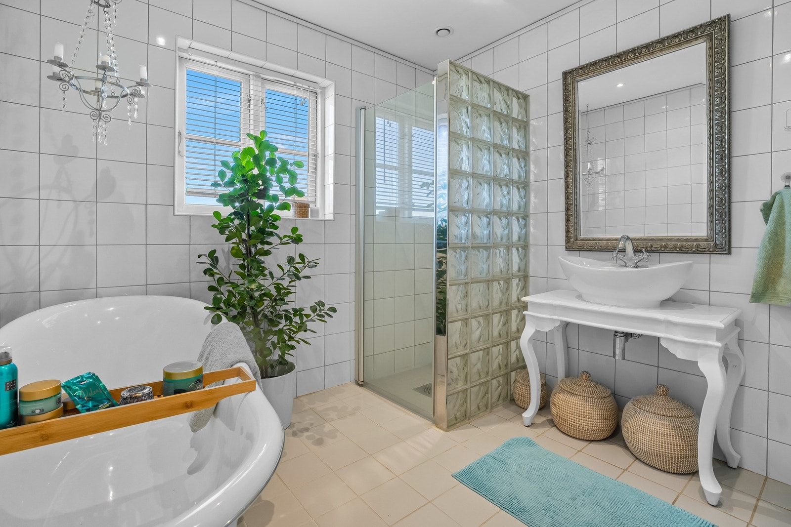 Klassisk innredning med servant, samt speil over servant. Videre har badet et flott frittstående badekar, dusjhjørne med glassdør og vegghengt toalett. Galleribilde