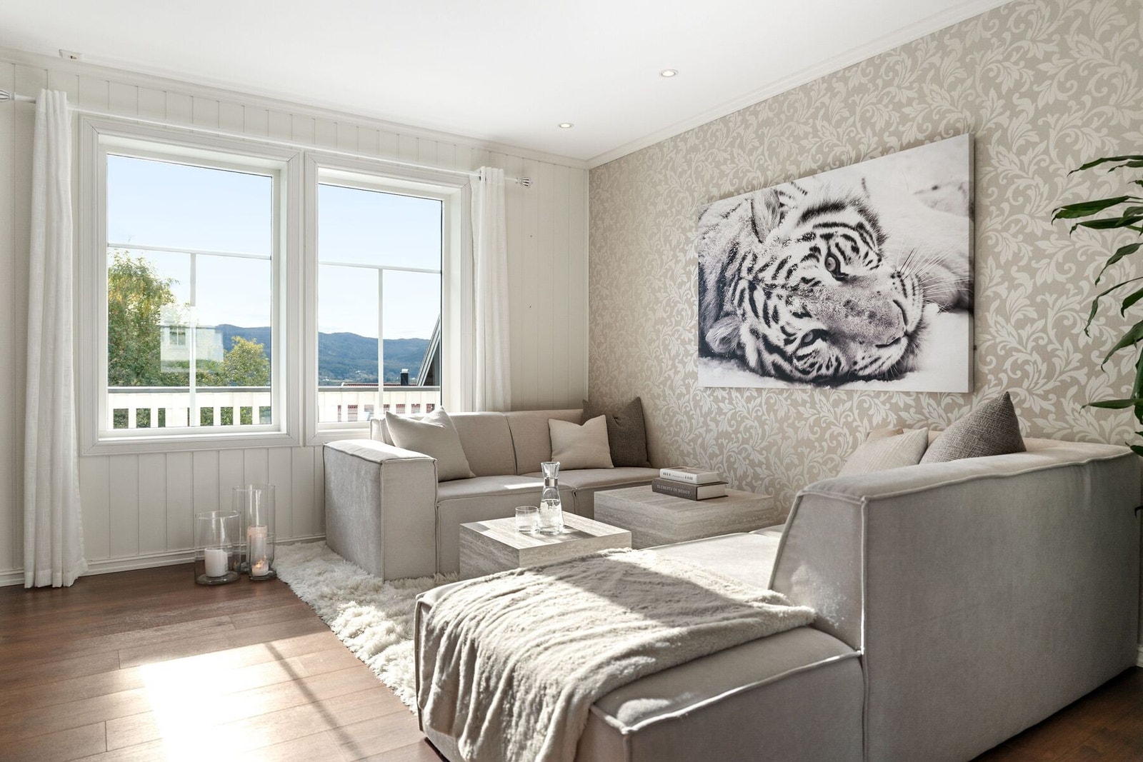 Store vindusflater gir rikelig med naturlig lys og flott utsyn. Galleribilde